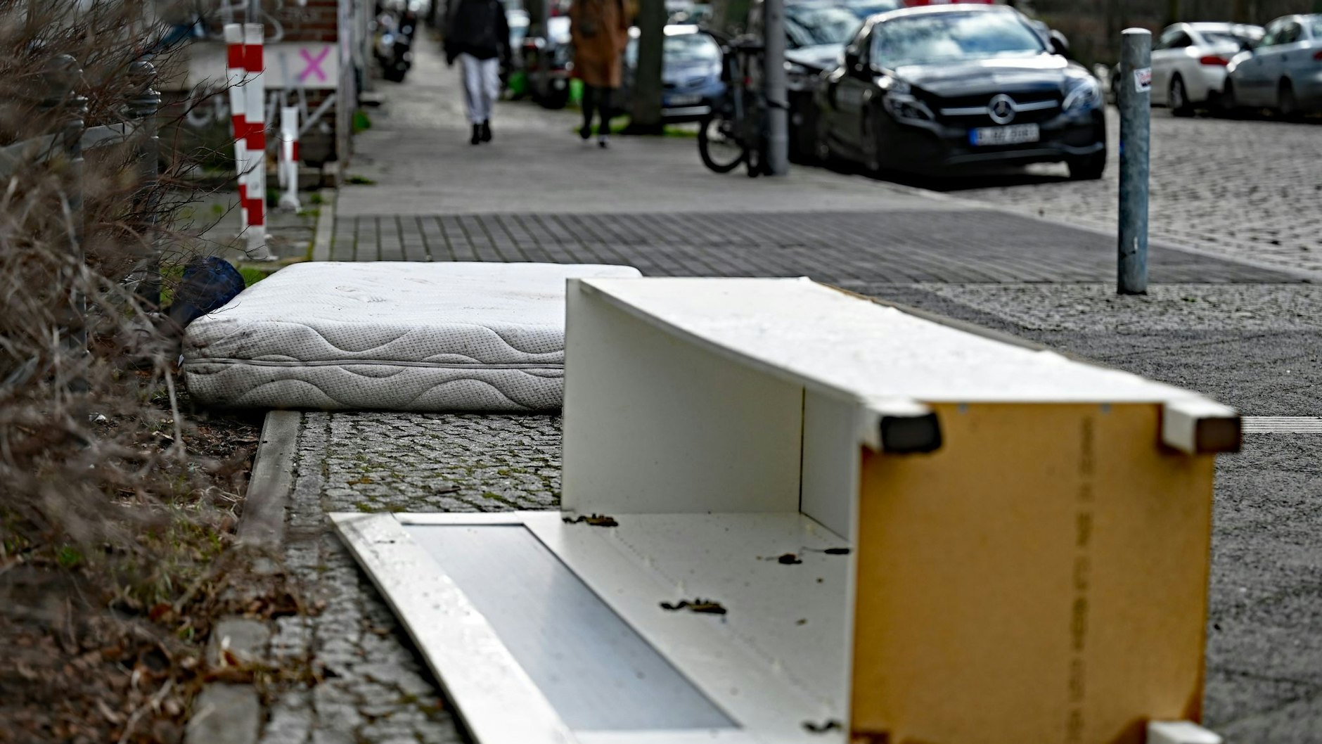Eine ausrangierte Matratze und ein beschädigter Schrank liegen auf einem Gehweg. Solche hässlichen Müll-Stellen will die BSR mit dem Abholservice verhindern.