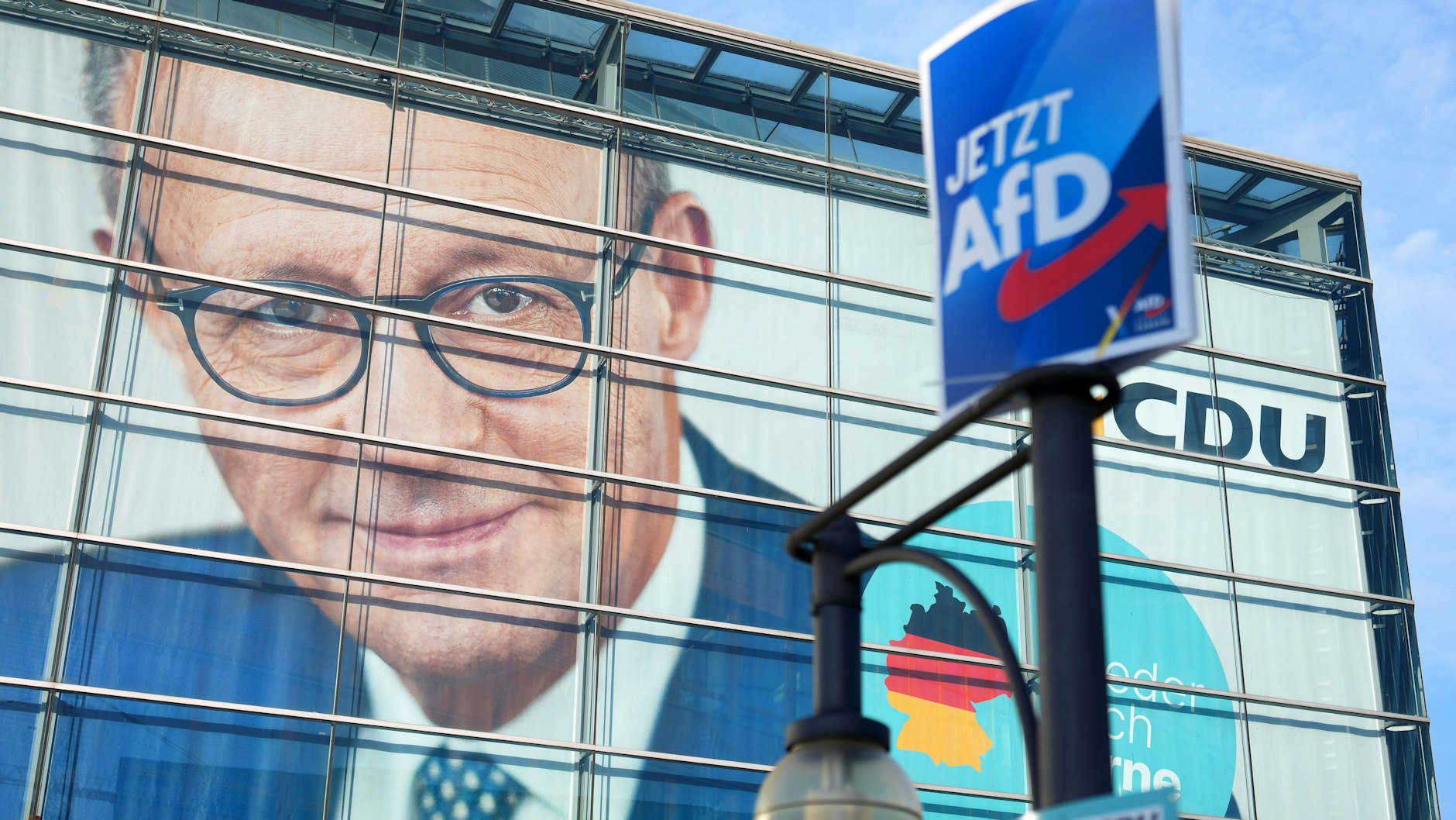 Nach Meinung vieler Deutscher hat die Regierungskoalition von Kanzler Friedrich Merz (CDU) Schuld an dem Zuspruch für die AfD.