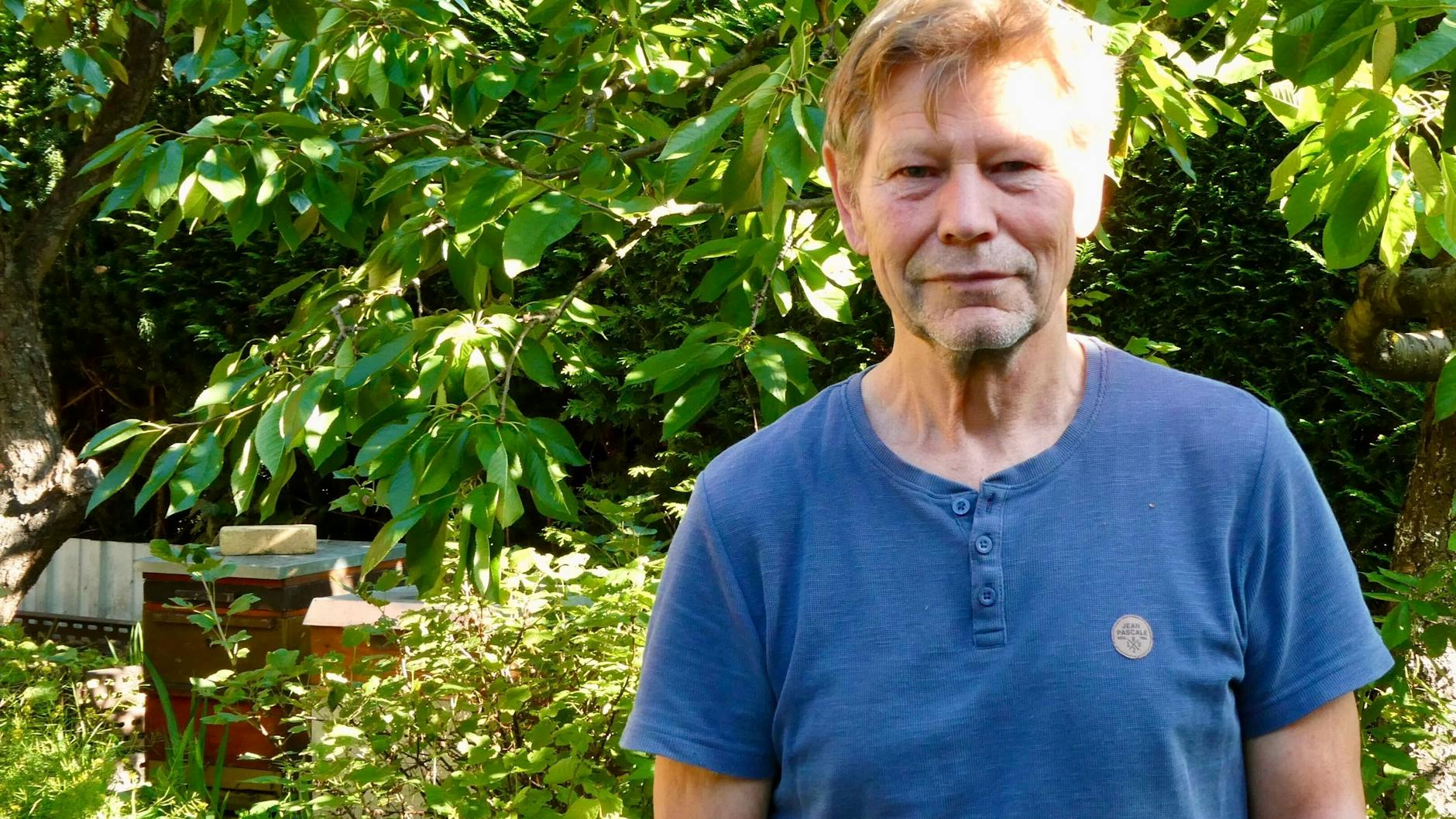 Detlef Käpnick aus Saarmund in Brandenburg züchtet Honigbienen in seinem Garten – und hat seinen Garten dafür umgestaltet.