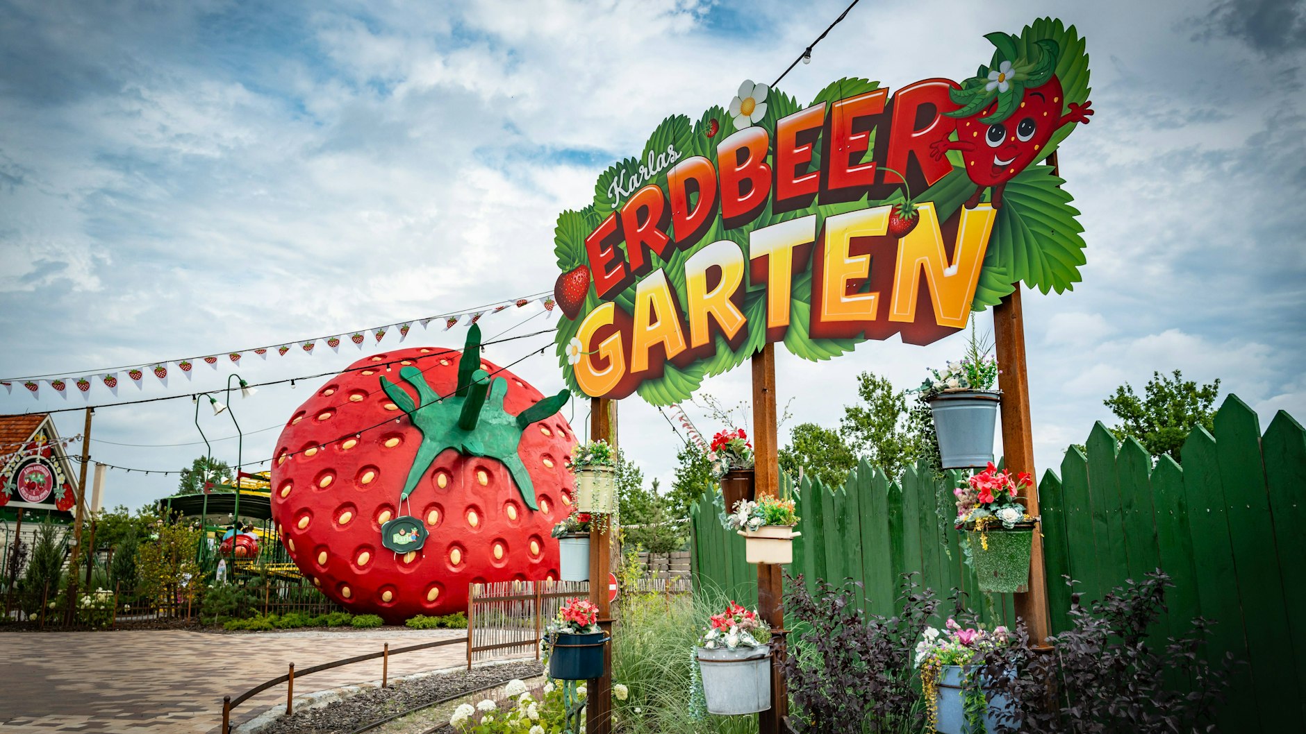 Auch in Karls Erlebnis-Dorf in Elstal bei Berlin dreht sich alles um die Erdbeere. 