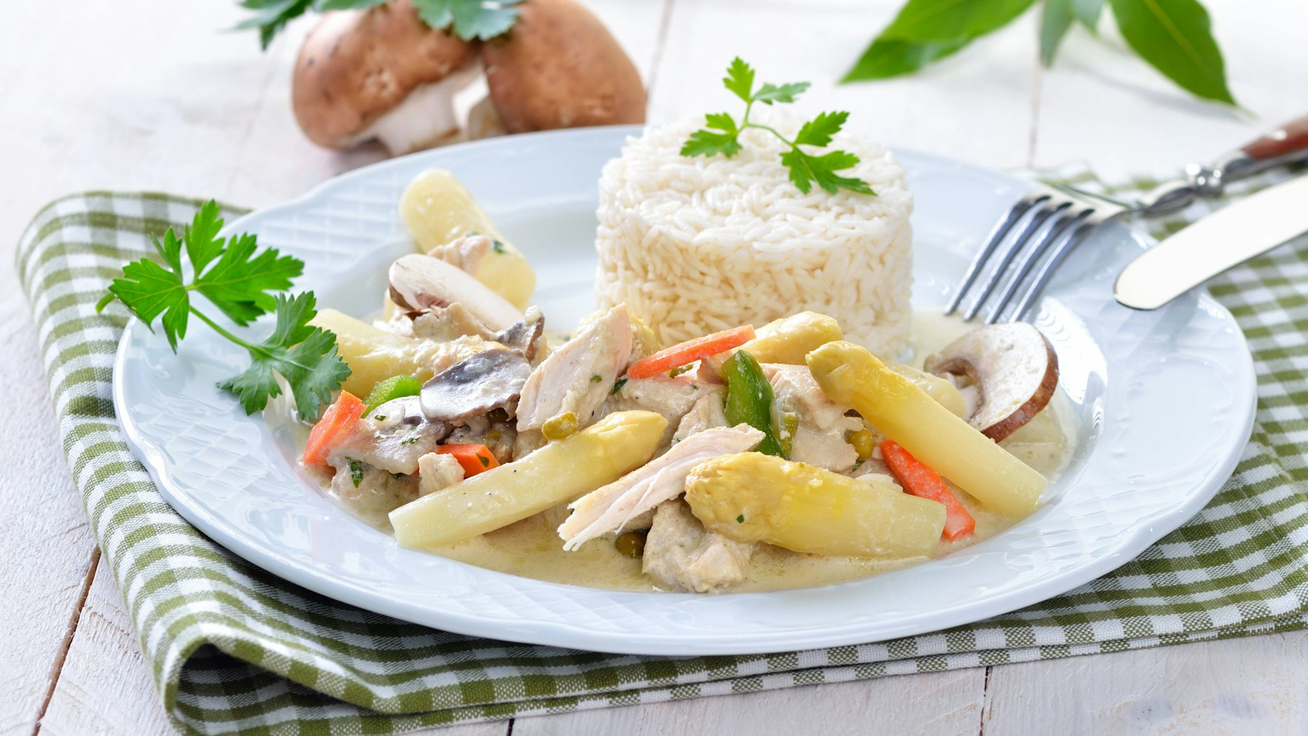 Muttis Hühnerfrikassee kann sogar noch etwas aufgepimpt werden - geben Sie neben Möhren und Erbsen Champignons und Spargel in die Soße, schon wird aus der Hausmannskost ein Luxus-Essen!