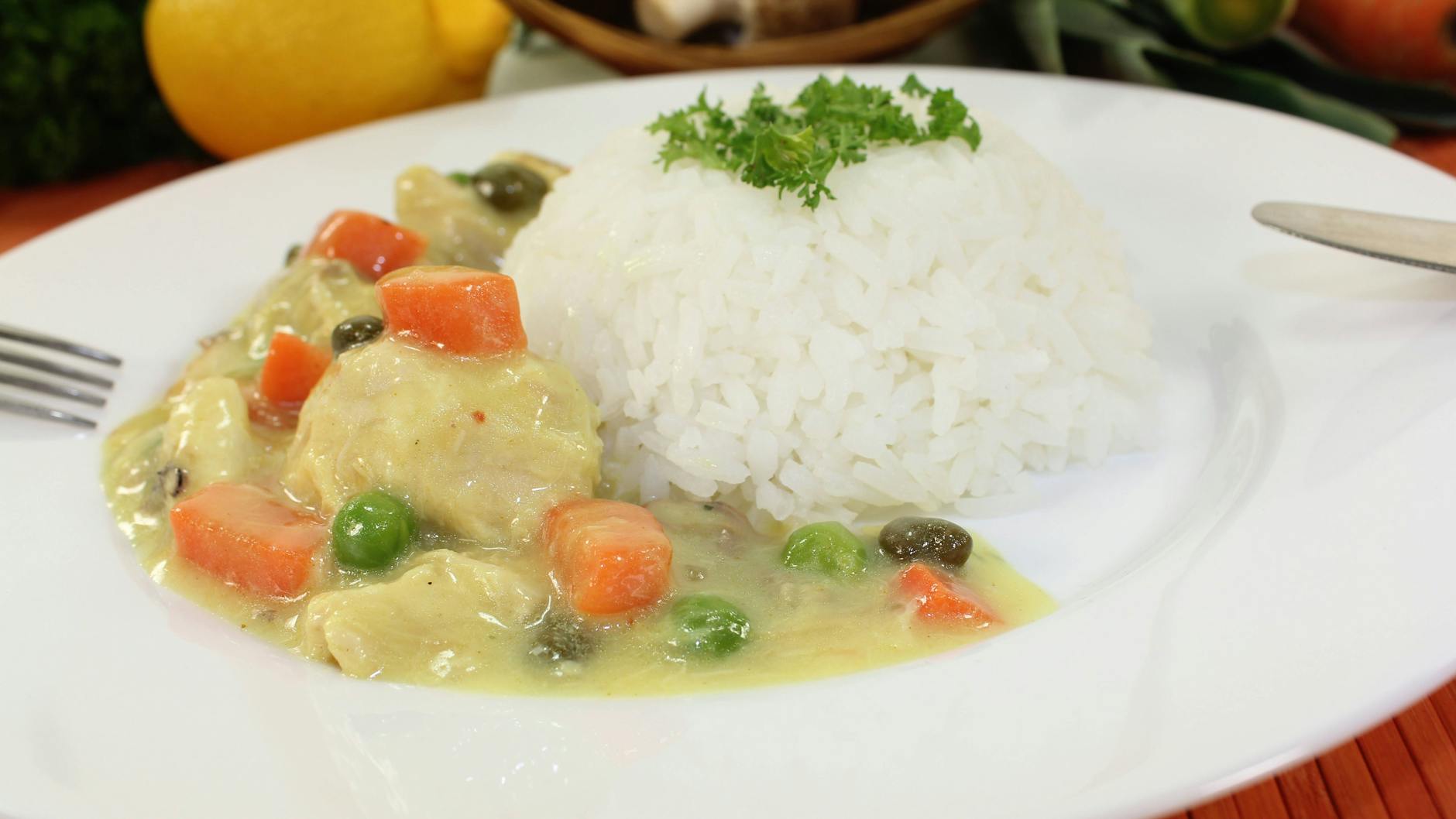 Klassiker wie Hühnerfrikassee kocht man heute viel zu selten. In unserem Rezept verraten wir, wie das leckere und einfache Gericht garantiert gelingt.