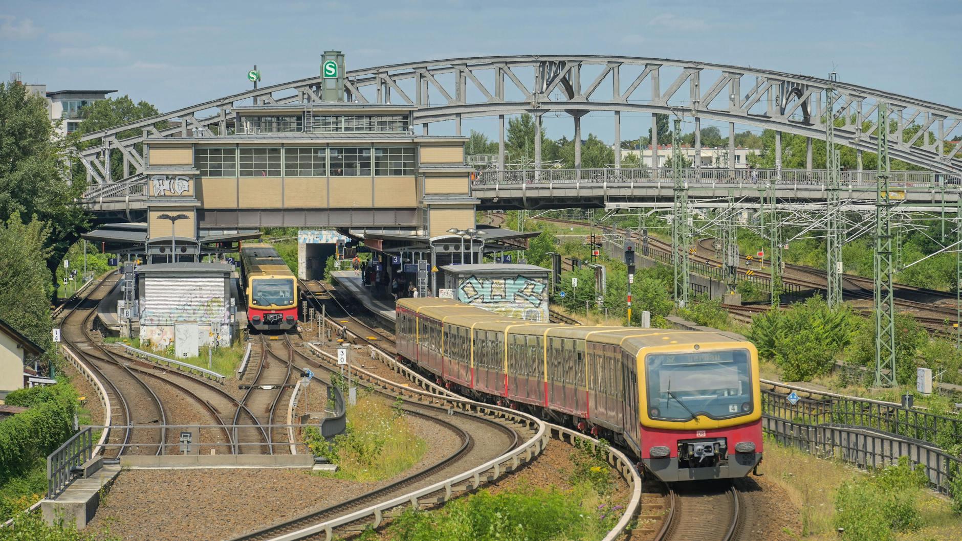 S-Bahnen auf der S2-Strecke an der Bornholmer Straße