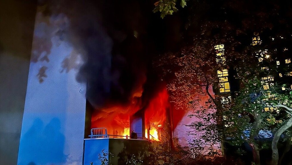 Flammendes-Inferno-Achtgeschosser-brennt-in-Berlin-drei-Verletzte