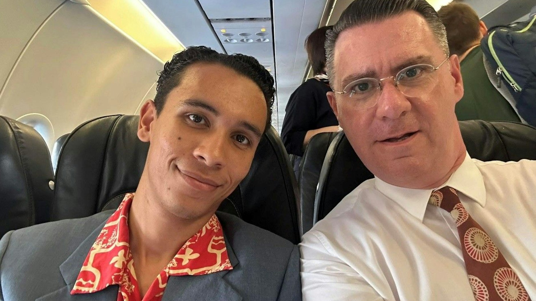 Swing-Star Andrej Hermlin mit seinem Sohn im Flieger nach Mailand. Minuten später passierte es.