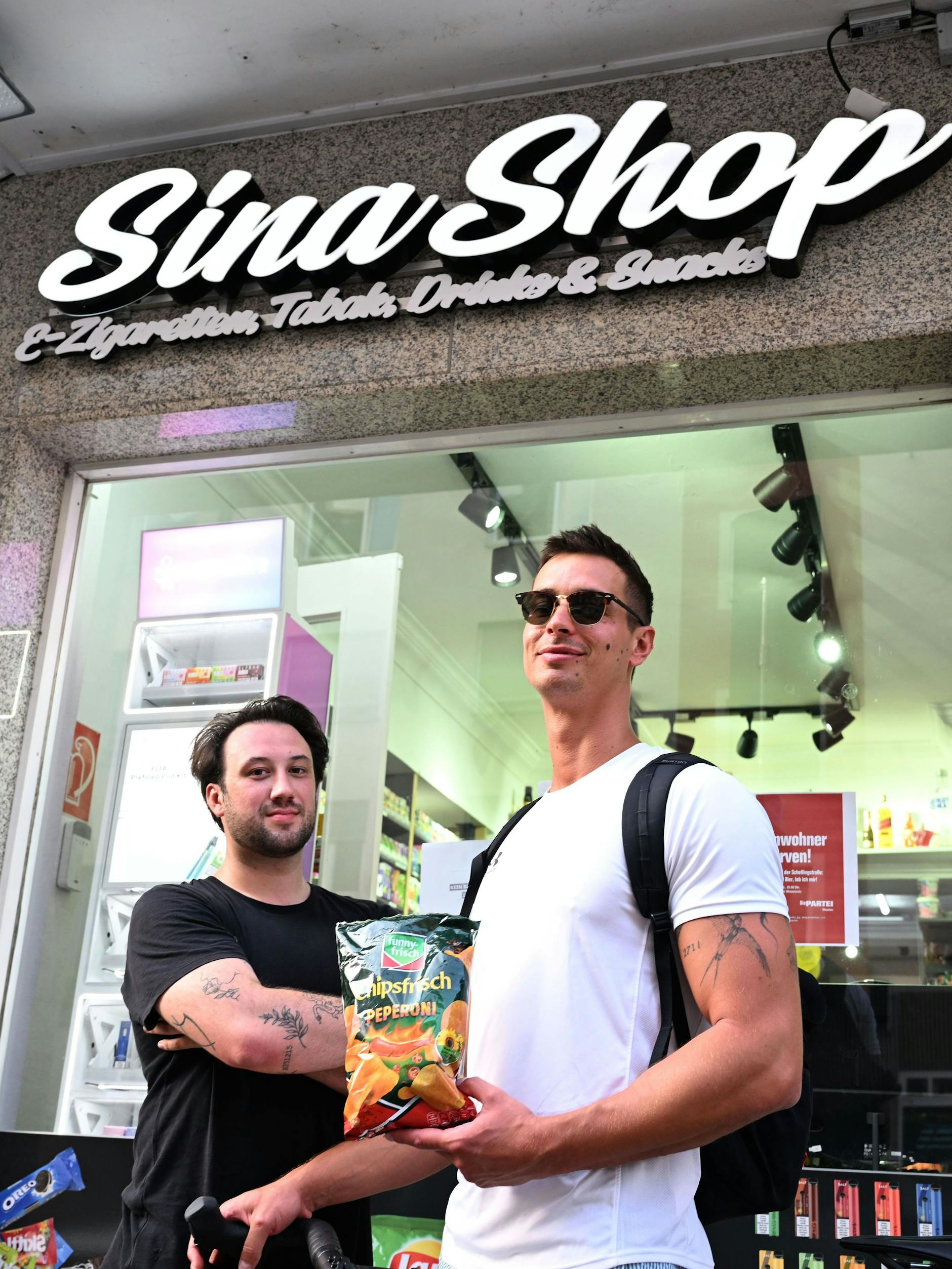 Florian Lang (l.) und Stefan Mödl haben sich noch vor 20 Uhr mit Chips im Sina Shop im Münchener Uni-Viertel eingedeckt.