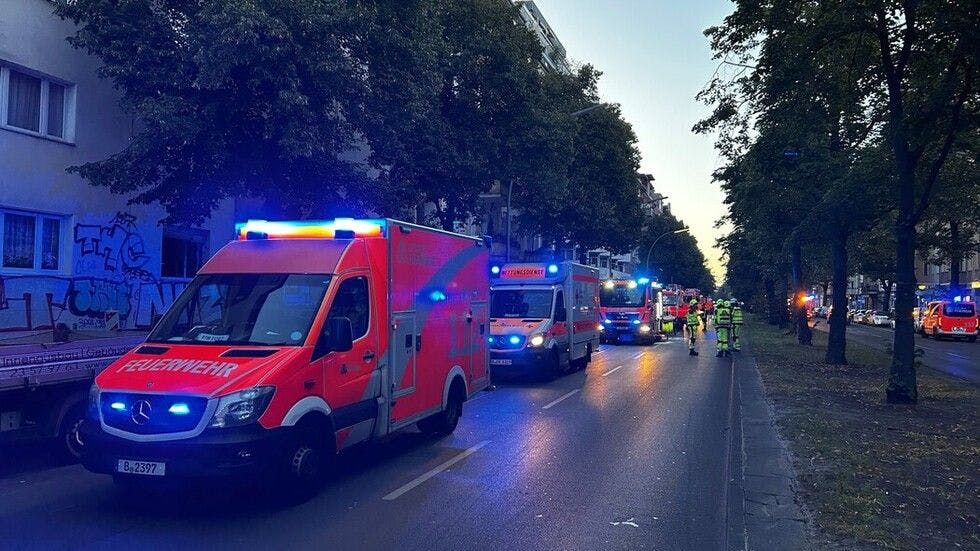 Zwei Rettungswagen und fünf Löschfahrzeuge der Berliner Feuerwehr wurden in die Urbanstraße alarmiert.