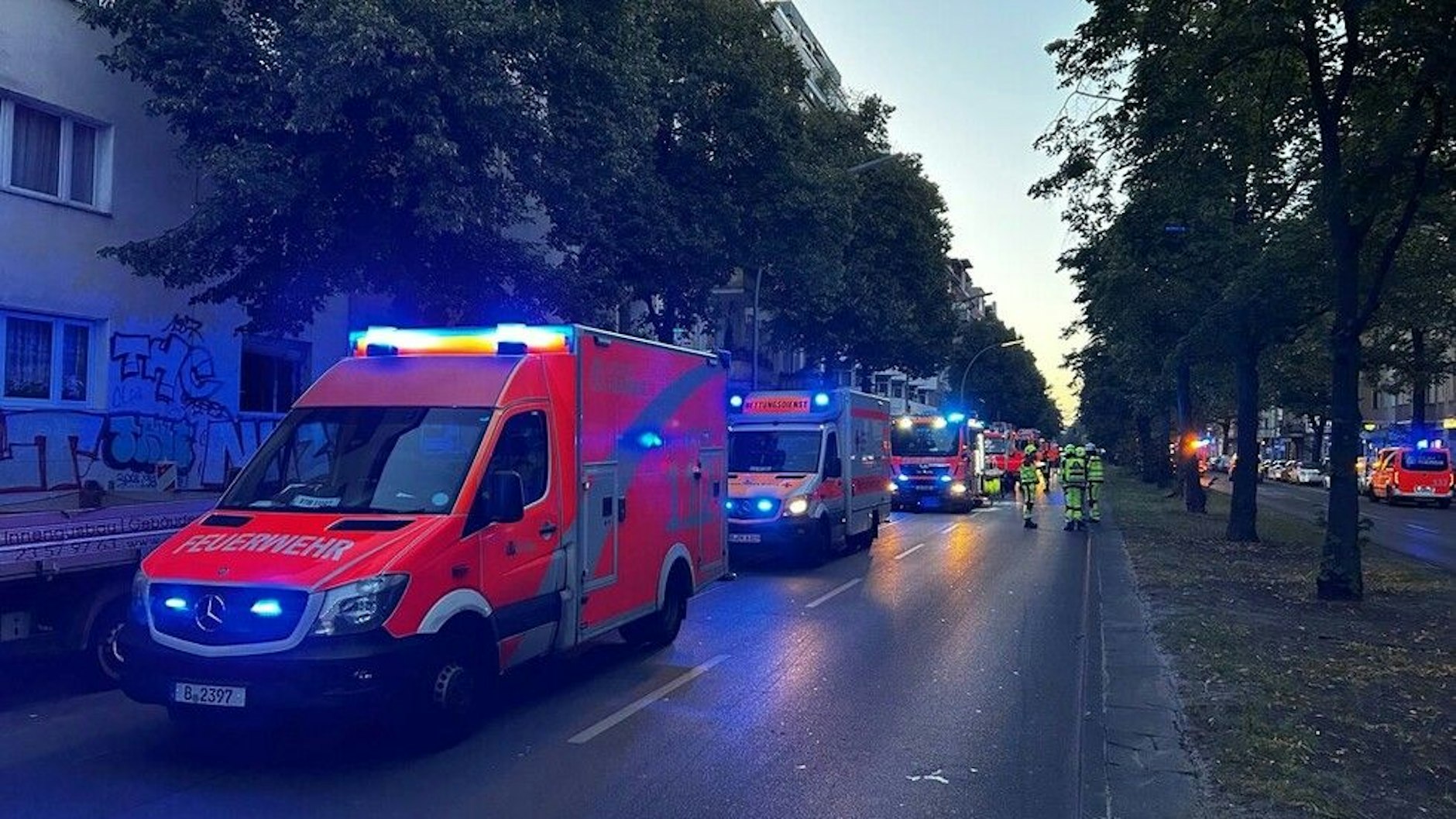 Zwei Rettungswagen und fünf Löschfahrzeuge der Berliner Feuerwehr wurden in die Urbanstraße alarmiert.