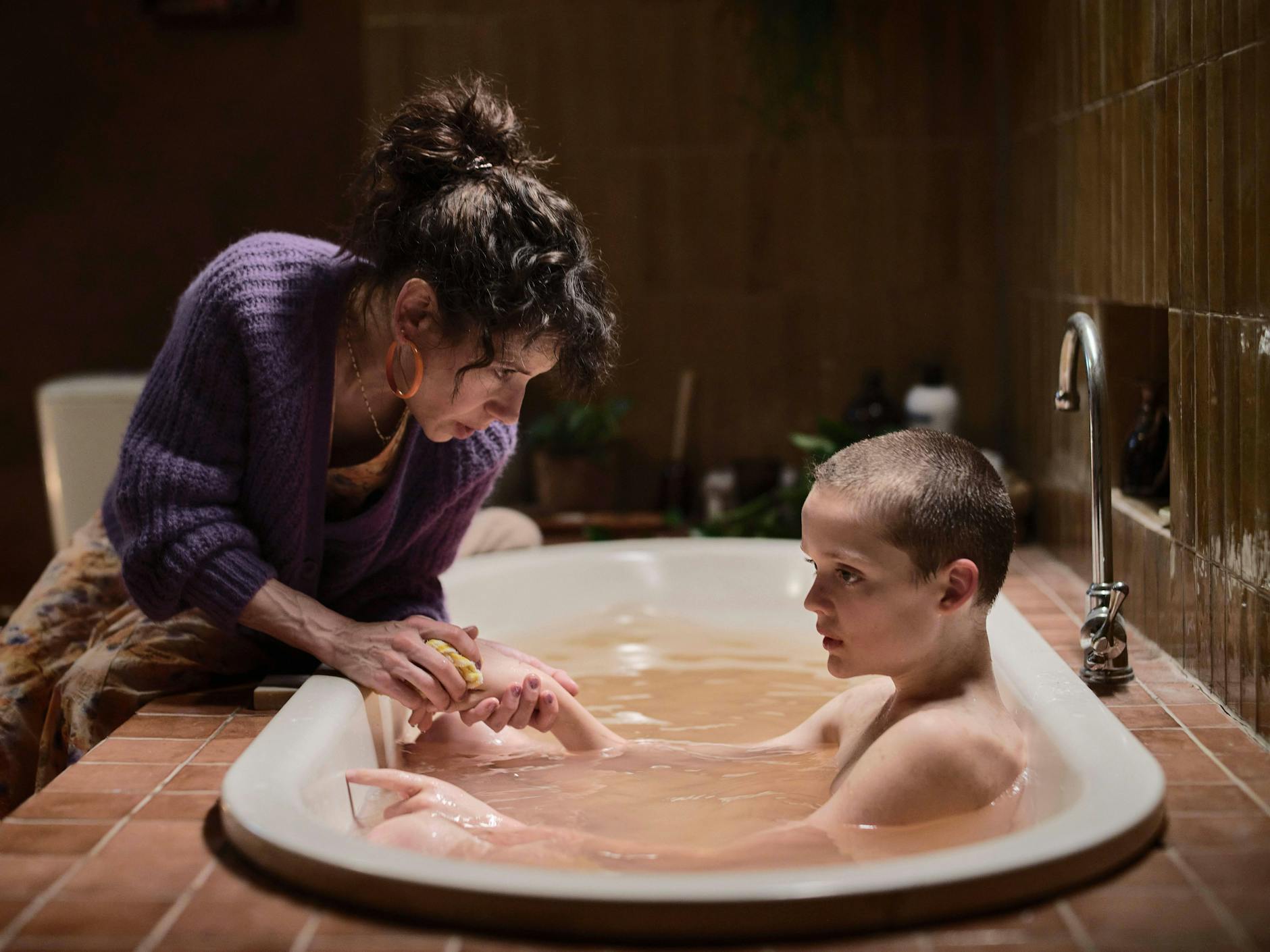 Die etwas seltsame Pflegemutter Laura und das noch merkwürdigere Pflegekind Oliver bestimmen den Grusel im Film Bring Her Back.