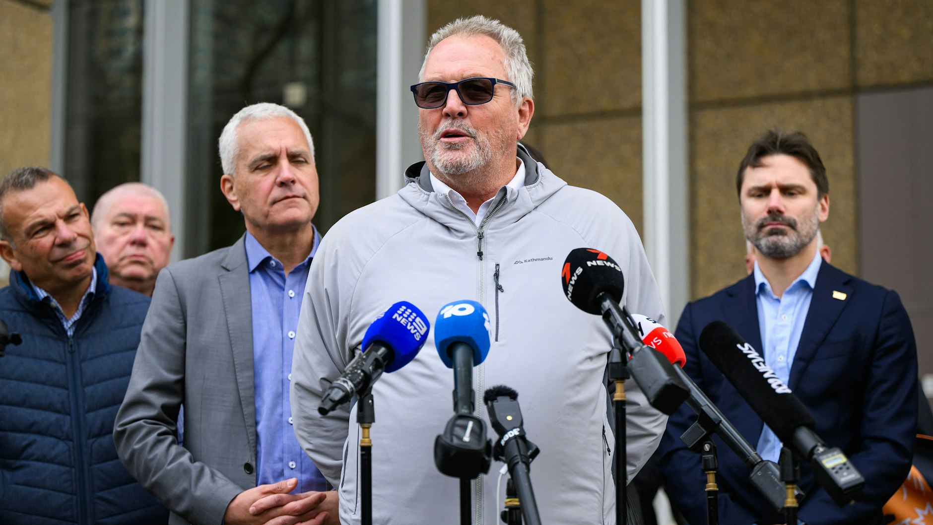 Don Dixon, einer der entlassenen Qantas-Mitarbeiter, spricht zu Medien nach dem Urteil vor dem australischen Bundesgericht in Sydney.