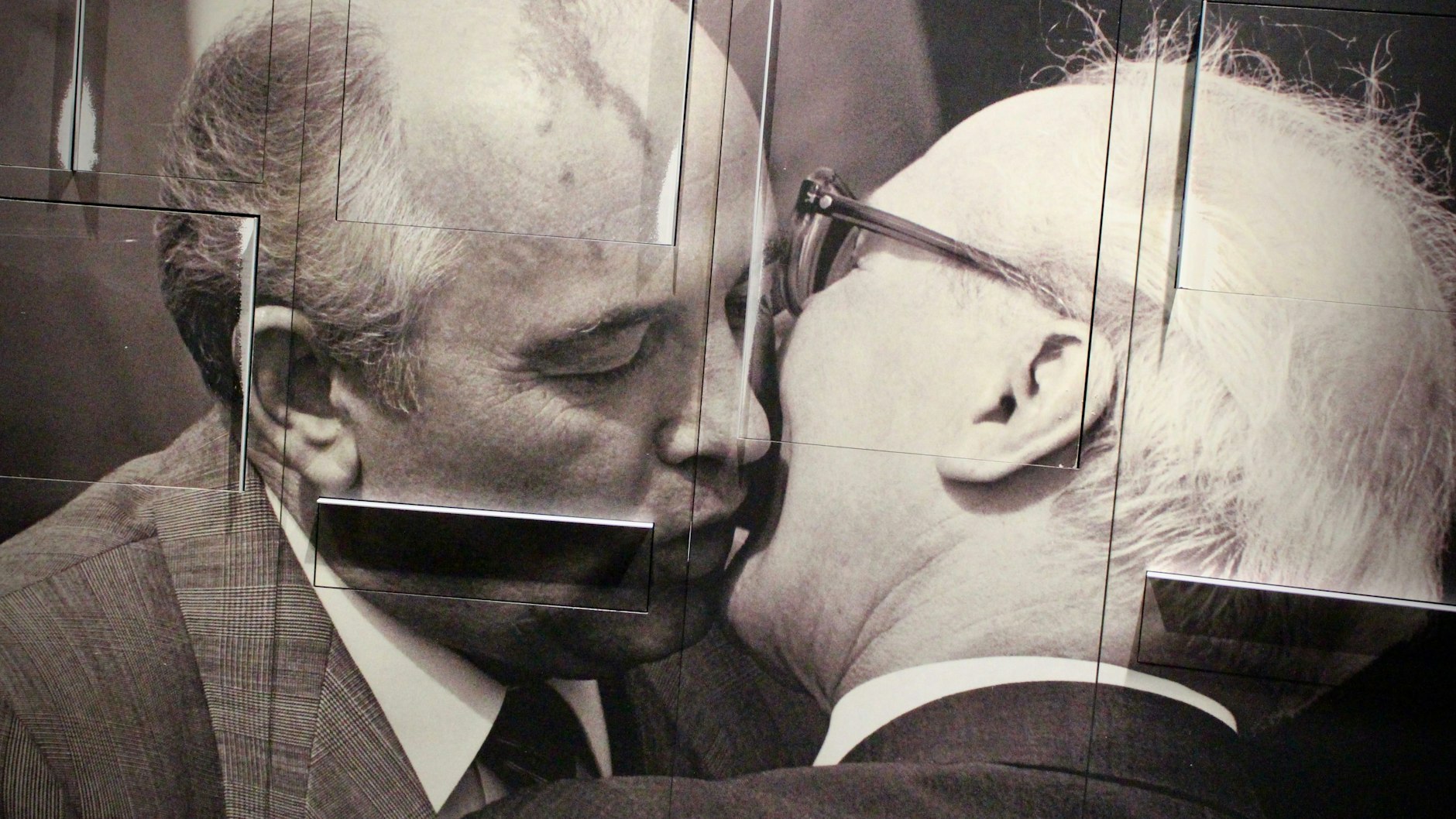 Ein inniger Bruderkuss zwischen Honecker und Gorbatschow ist im DDR Museum Berlin verewigt.