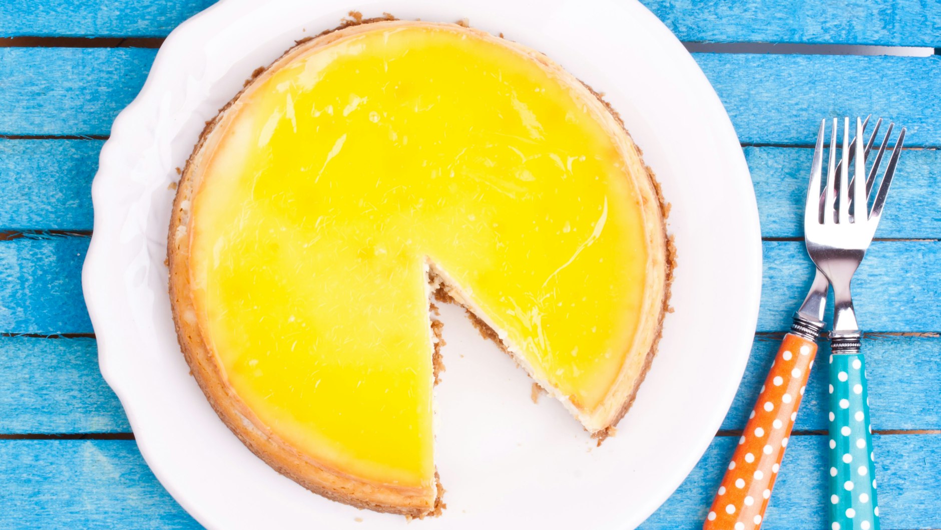 Der Lemon Cheesecake schmeckt nicht nur lecker, bei seinem sonnengelben Anblick bekommt man sofort gute Laune.
