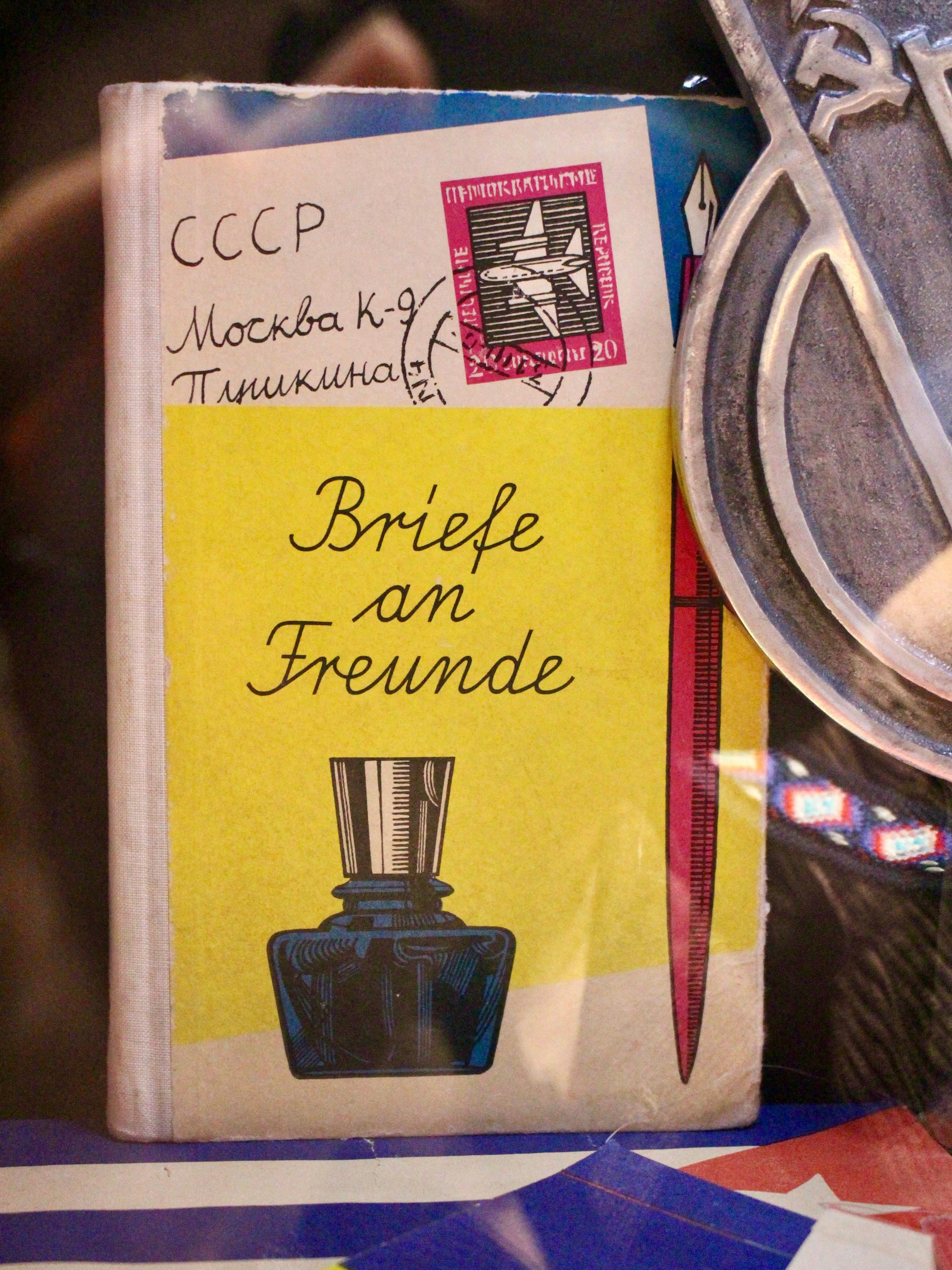Mit dem Buch Briefe an Freunde bauten Schülerinnen und Schüler in der DDR Brieffreundschaften zu sowjetischen Schülern auf.