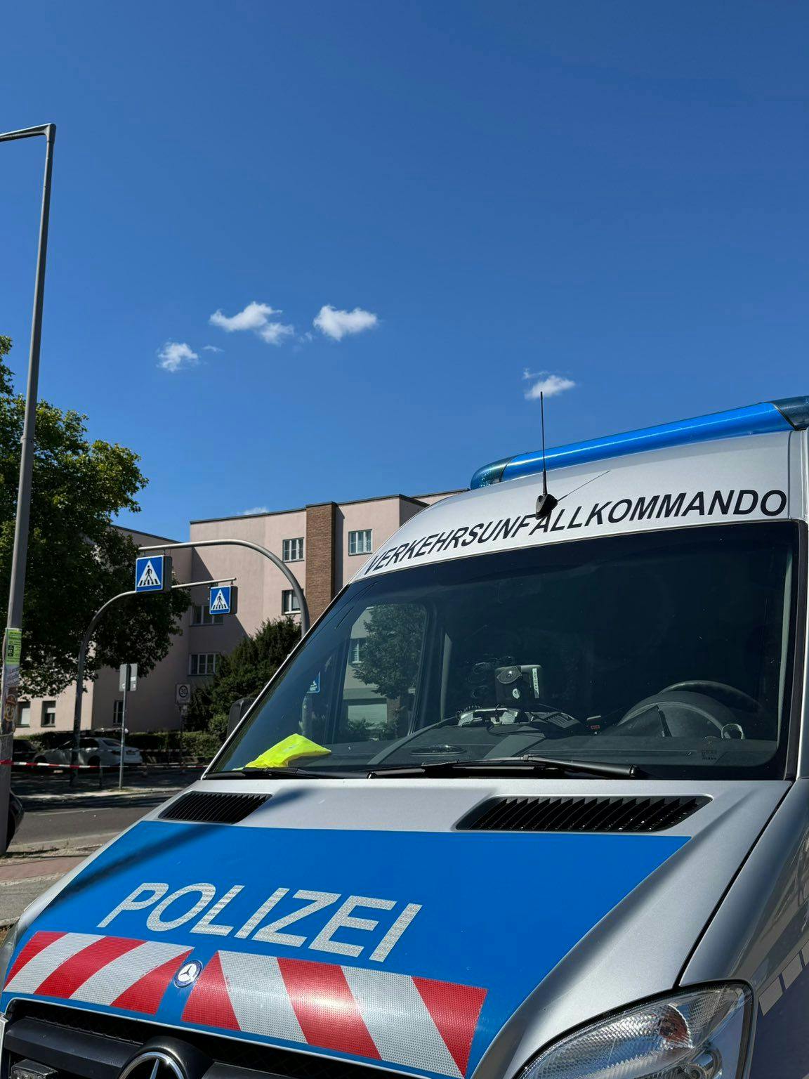 Ein Wagen des Polizei-Verkehrsunfallkommandos am Unfallort in Berlin-Lichtenberg.