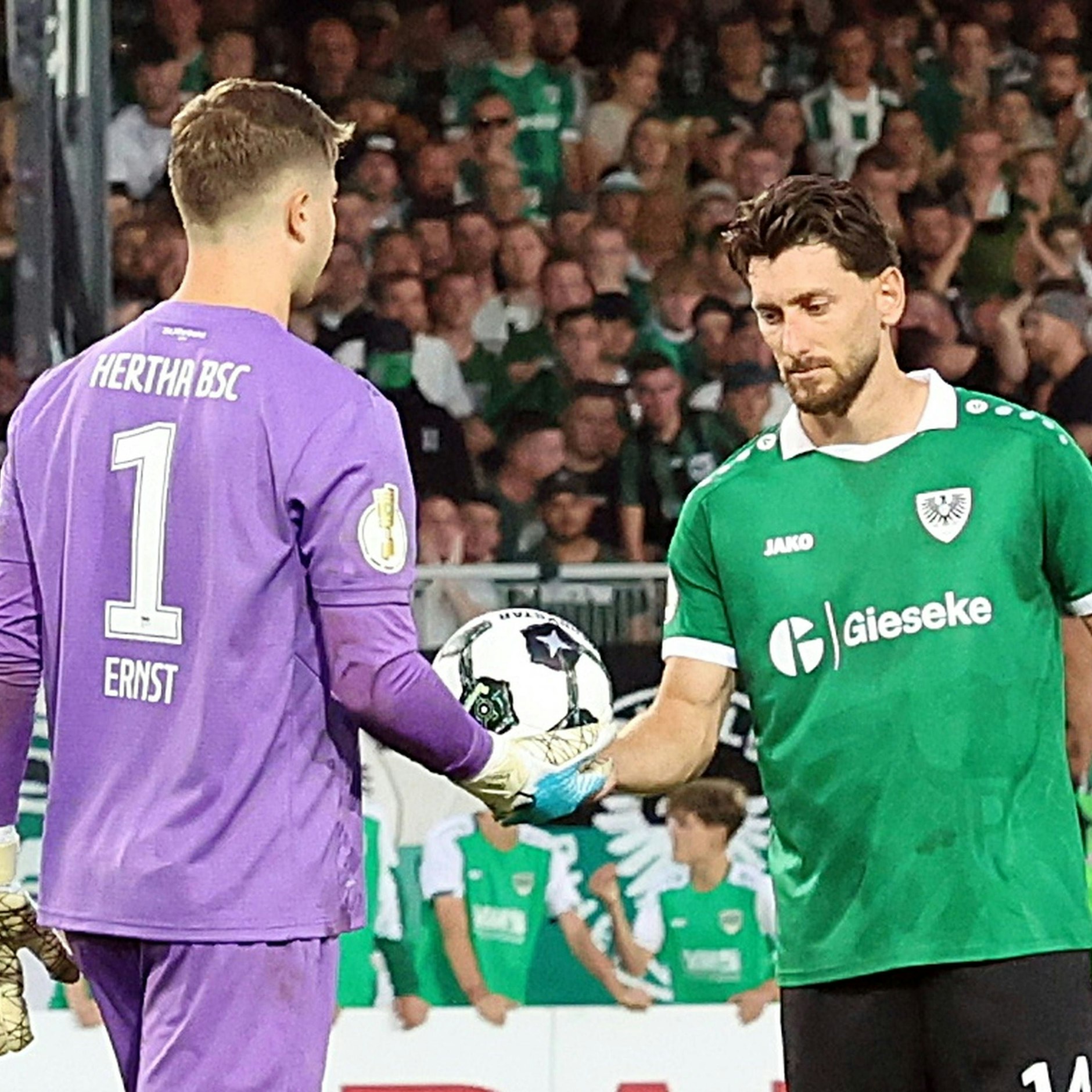 Bei der Ballübergabe flüsterte Hertha-Torwart Tjark Ernst Münsters Elferschützen Charalambos Makridis etwas zu. Der verschoss danach.