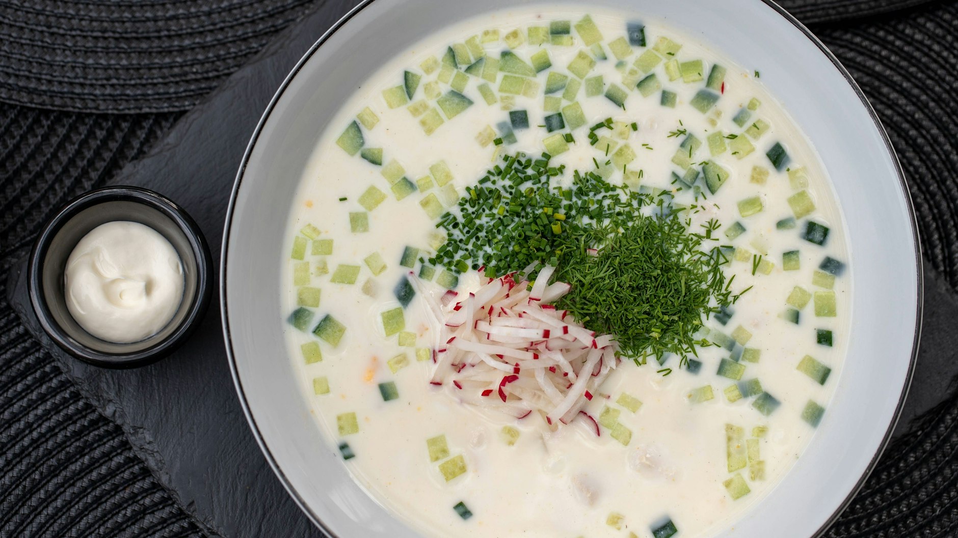 Eine kalte Suppe mit Buttermilch und Fleischwurst ist eine schöne Abwechslung zu Salat auf dem sommerlichen Mittagstisch.