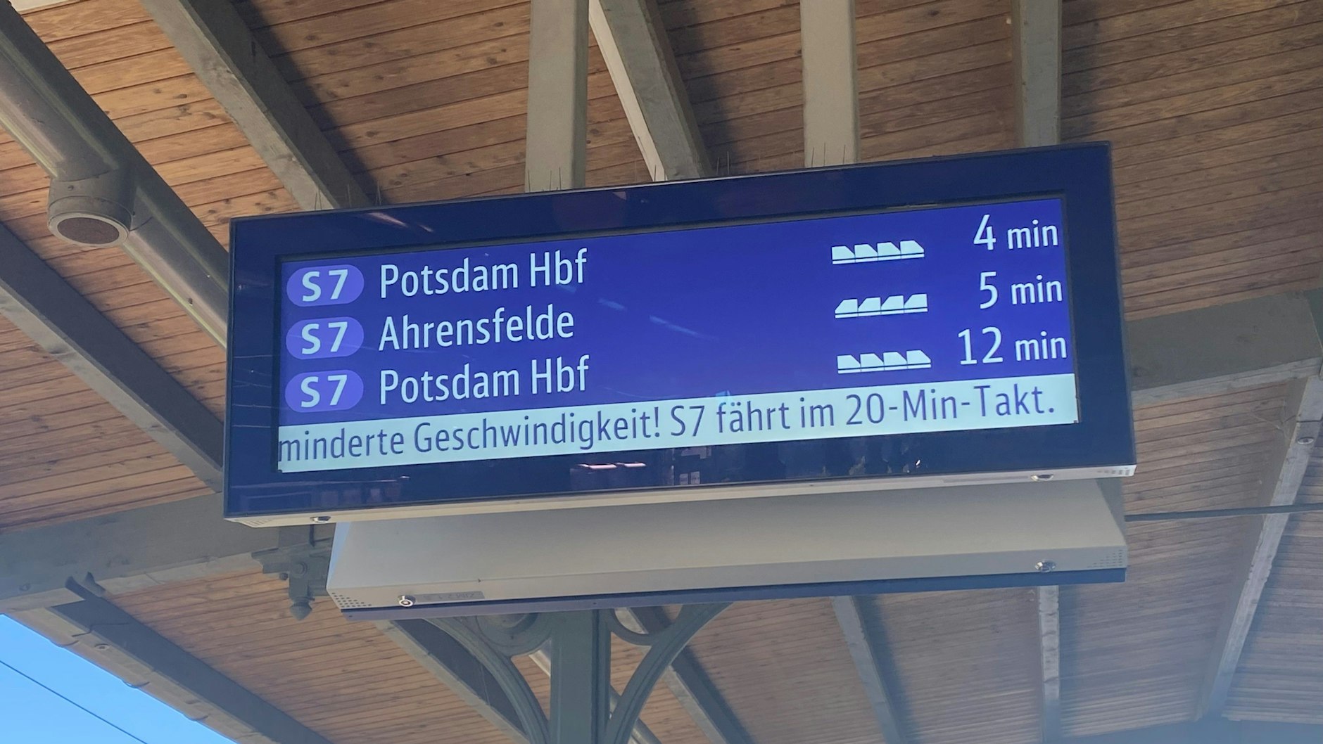 Anzeige auf dem Bahnhof Grienbitzsee: „Verminderte Geswindigkeit“ ist eine hübsche Umschribung für Signalstörung.