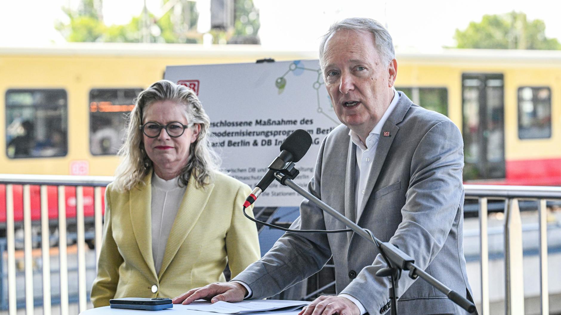 Der Berliner Bahn-Bevollmächtigete Alexander Kaczmarek und Ute Bonde hier bei eine Veranstaltung auf dem Bahnhof Ostkreuz. (Archivbild)