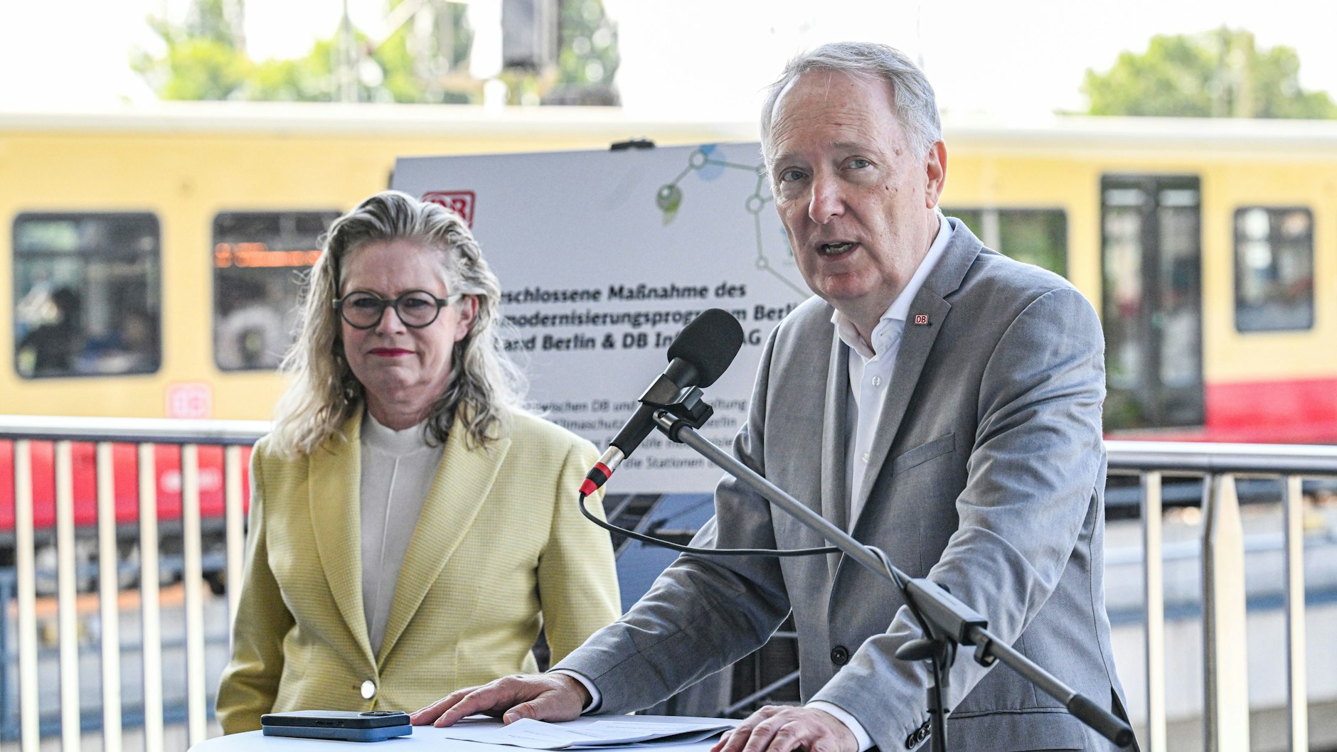 Der Berliner Bahn-Bevollmächtigete Alexander Kaczmarek und Ute Bonde hier bei eine Veranstaltung auf dem Bahnhof Ostkreuz. (Archivbild)
