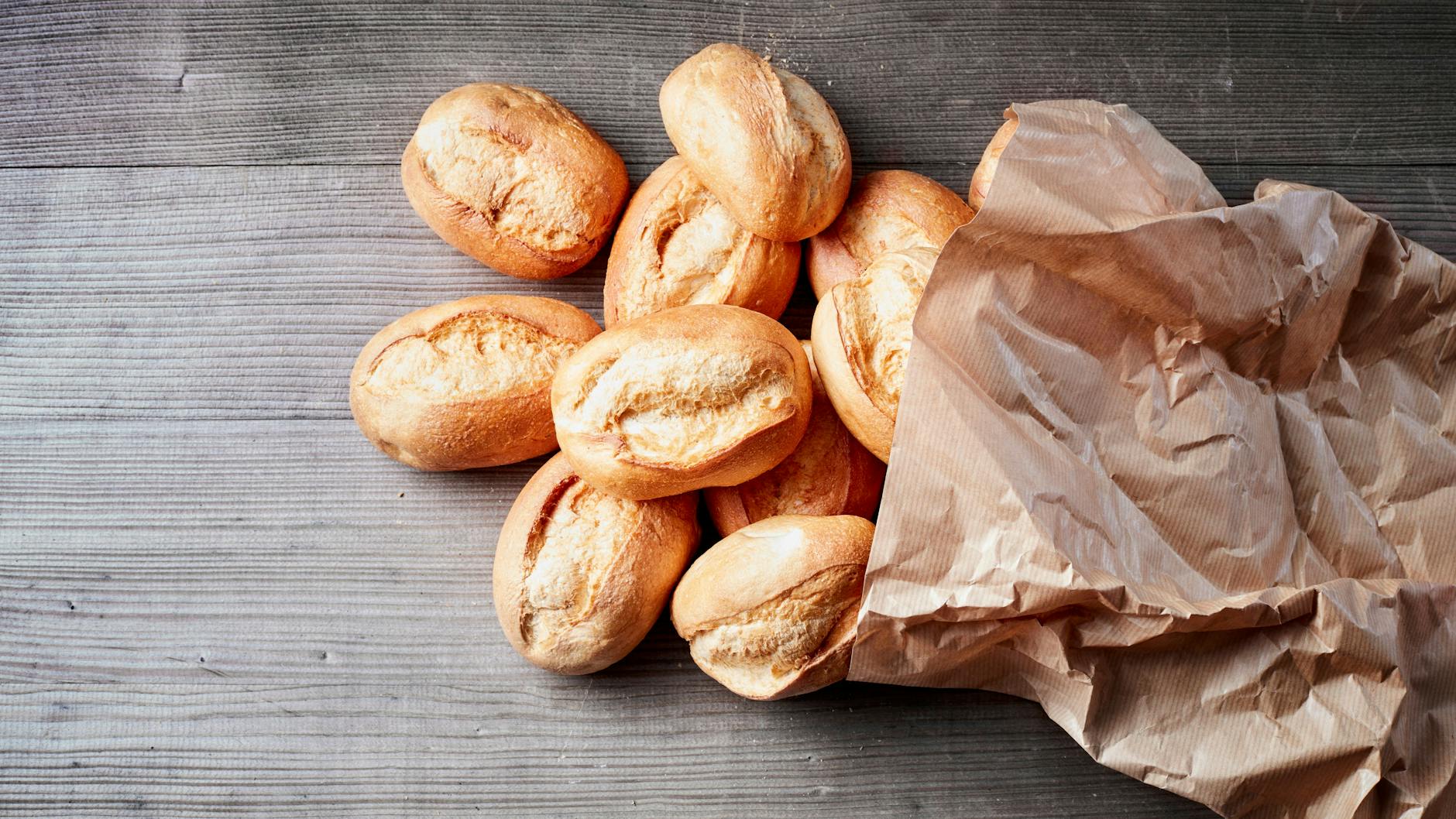 Brötchen werden oft in Papiertüten verkauft - manche sind vollständig aus Papier, andere haben ein Sichtfenster aus Plastik.