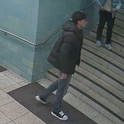 Einer der vier Tatverdächtigen der Schlägerei im U-Bahnhof Alexanderplatz im November 2024, nach denen die Polizei jetzt mit Foto fahndet.