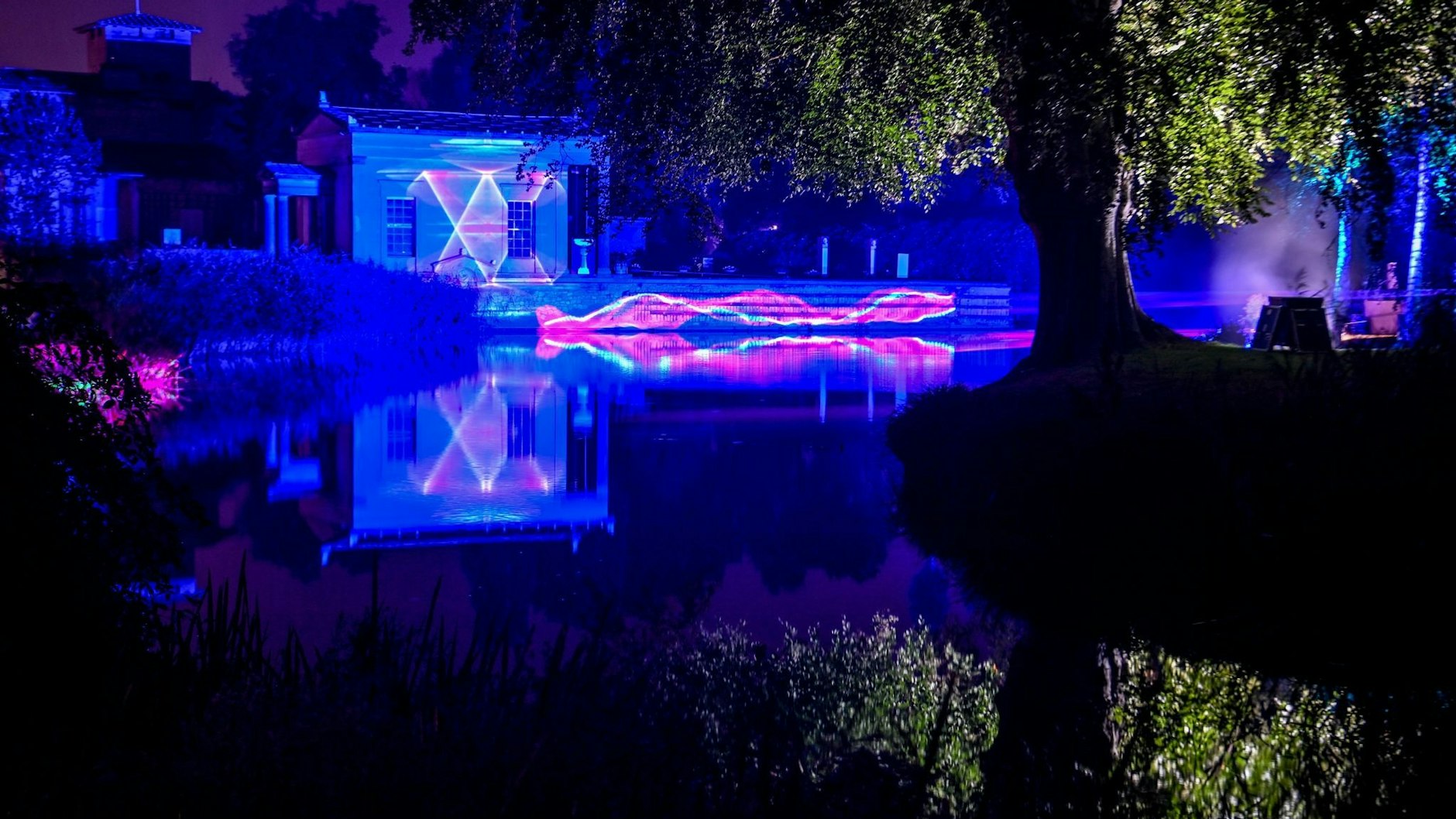 Eine typische Schlössernacht-Lichtshow im Park Sanssouci. 
