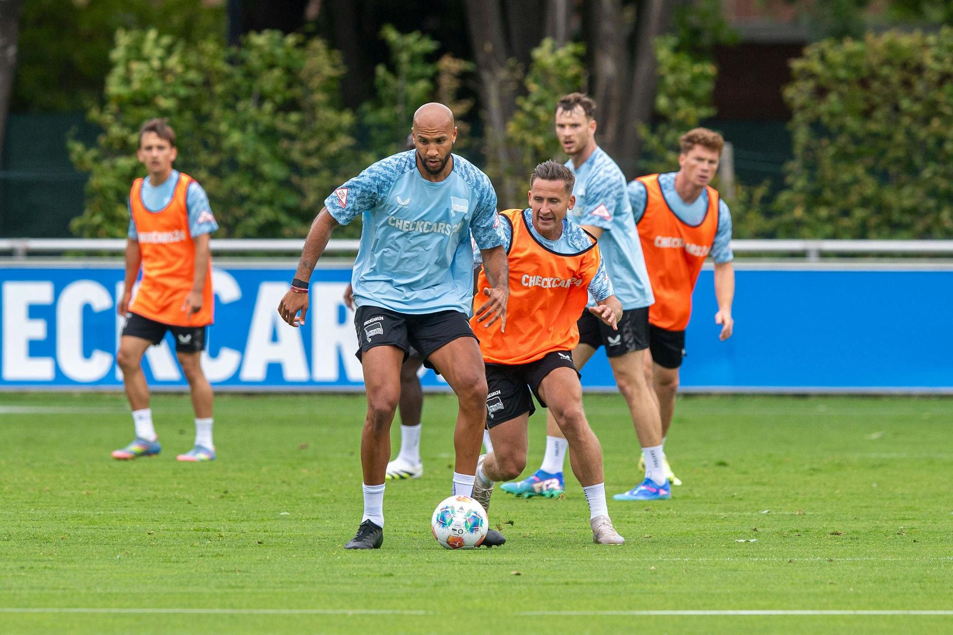 Die Mischung macht’s: Neben vielen Talenten setzt Hertha BSC auch auf Routiniers wie John Anthony Brooks (32) und Paul Seguin (30, r.).