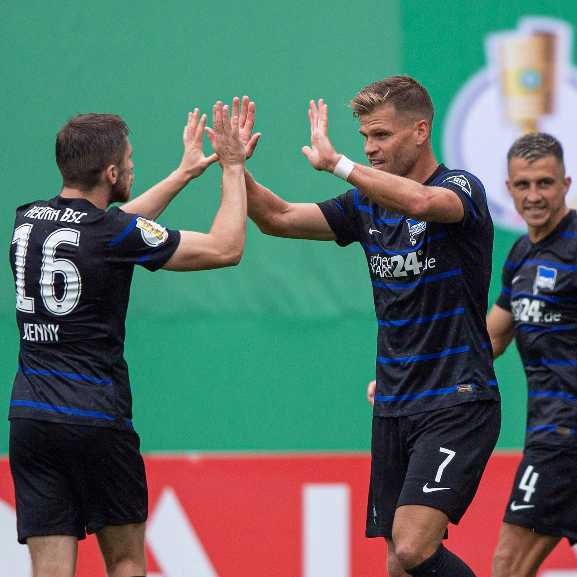 Jonjoe Kenny, Florian Niederlechner, Marc Oliver Kempf jubeln in Rostock über Herthas 5:1 in der ersten Pokalrunde. Alle drei spielen jetzt für andere Klubs.