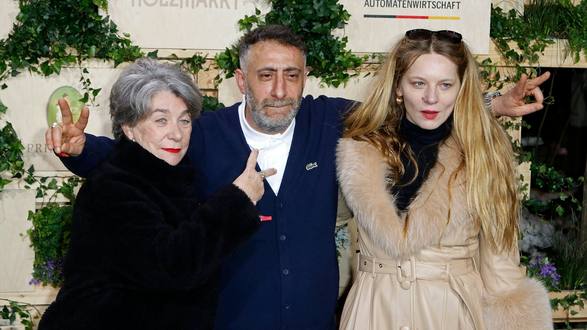 Kida Ramadan durfte während der Knast-Zeit auch auf eine Berlinale-Party. Hier mit der damaligen Medienboard-Chefin Kirsten Niehuus (l.) und der Schauspielerin Lilith Stangenberg.