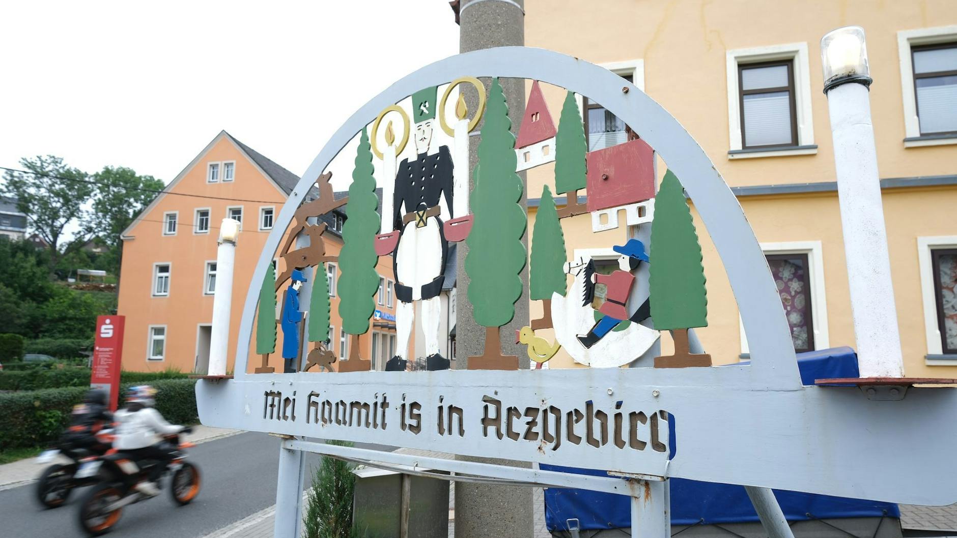 An einem Schwibbogen in einem Erzgebirgsort ist „Mei Haamit is in Arzgebirg“ (Meine Heimat ist im Erzgebirge) zu lesen.