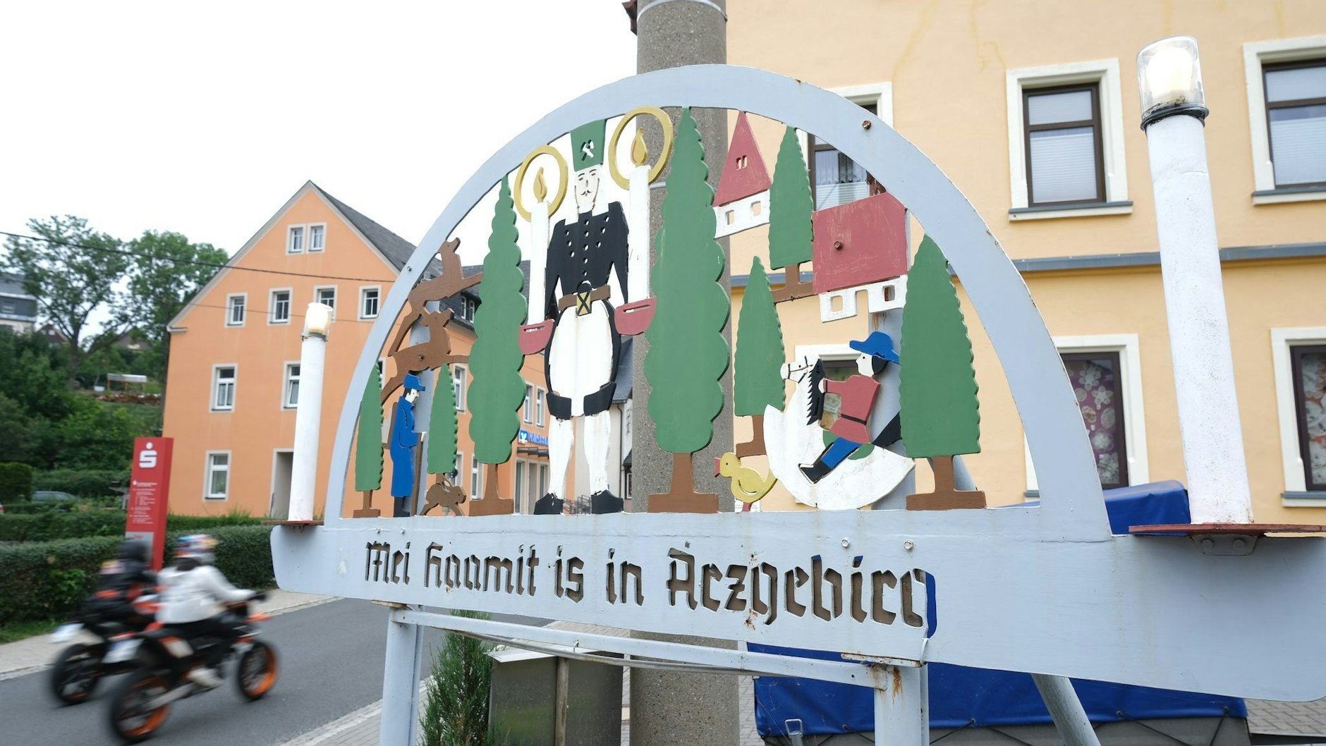 An einem Schwibbogen in einem Erzgebirgsort ist „Mei Haamit is in Arzgebirg“ (Meine Heimat ist im Erzgebirge) zu lesen.