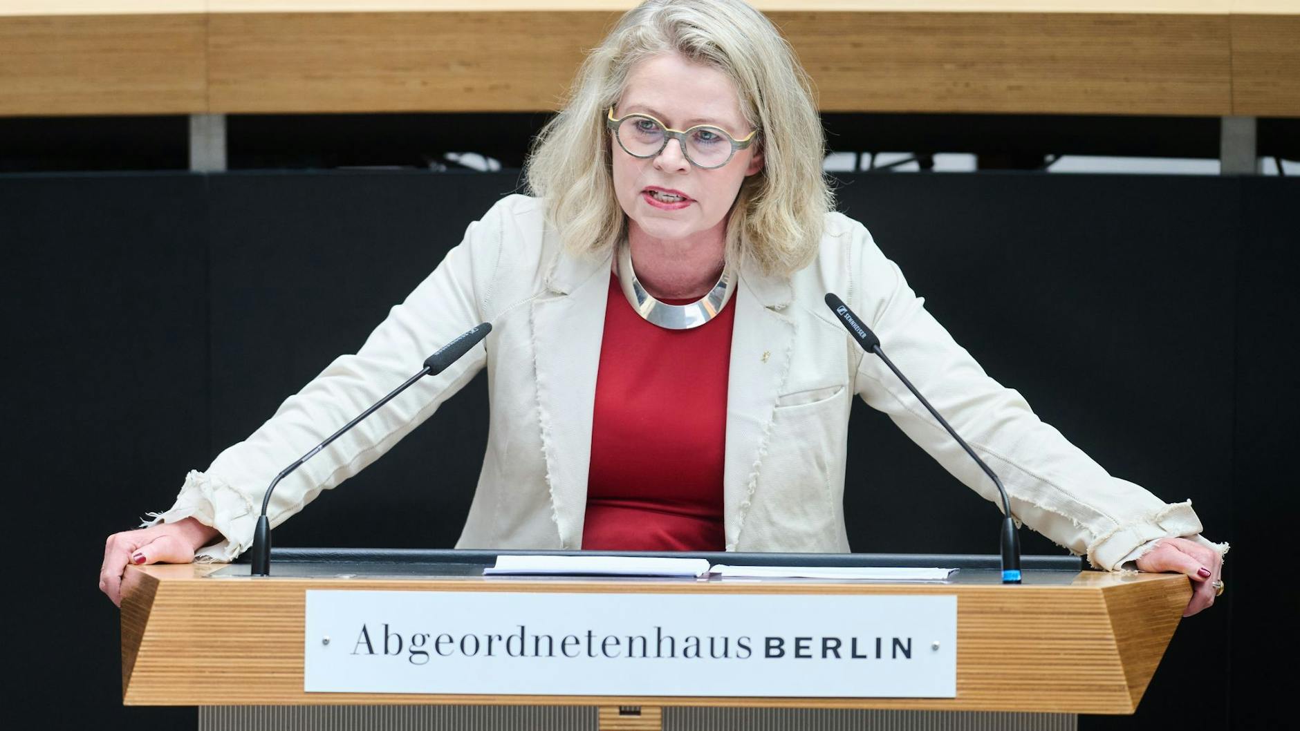 Ute Bonde (CDU), Berliner Senatorin für Mobilität, Verkehr, Klimaschutz und Umwelt, kündigt an, dass Parkausweise künftig in mehreren Parkzonen gelten könnten.
