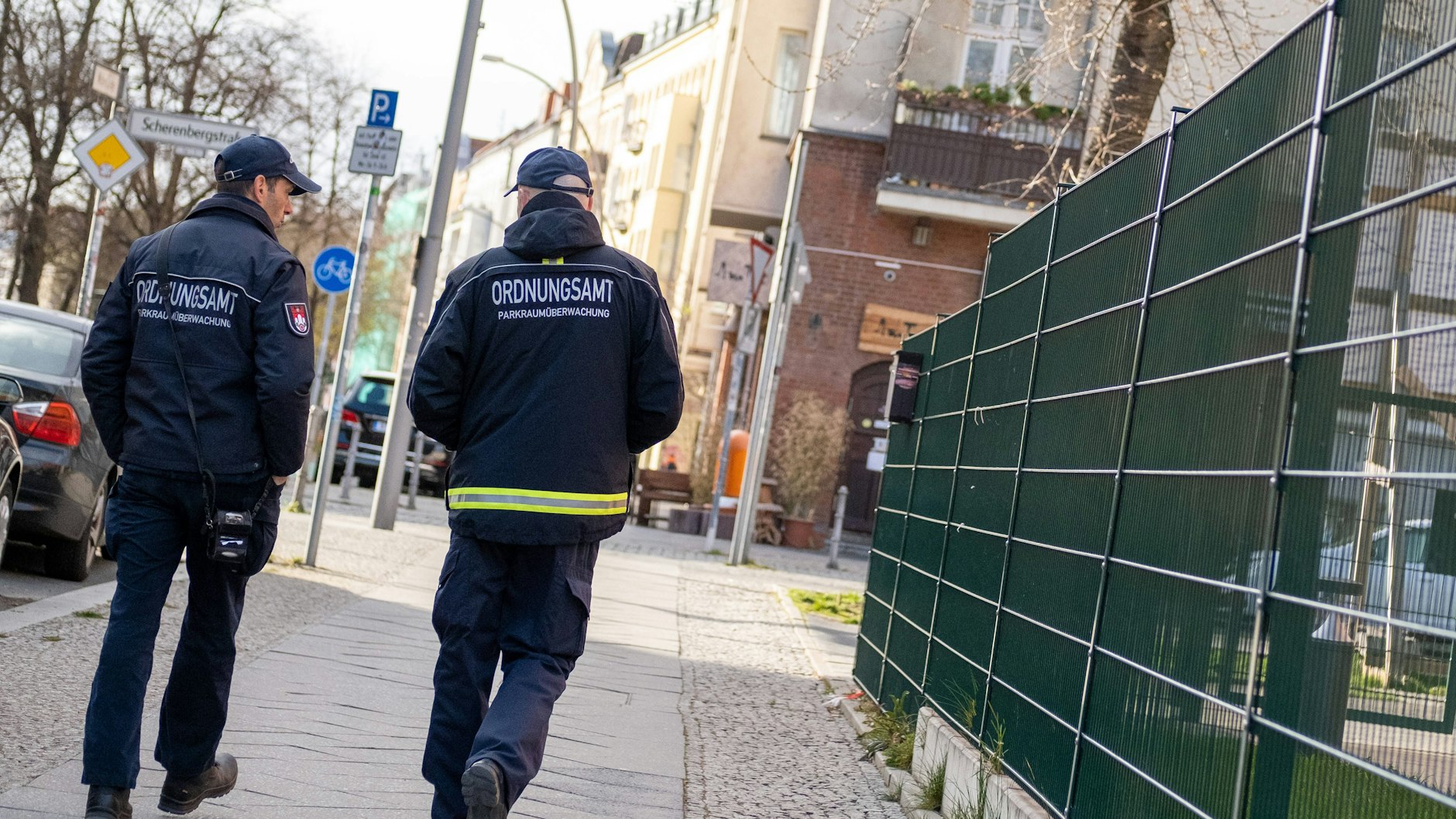 Mitarbeiter des Berliner Ordnungsamts patrouillieren durch Prenzlauer Berg. Dort jagen sie jetzt auch die Werbekärtchen-Mafia.