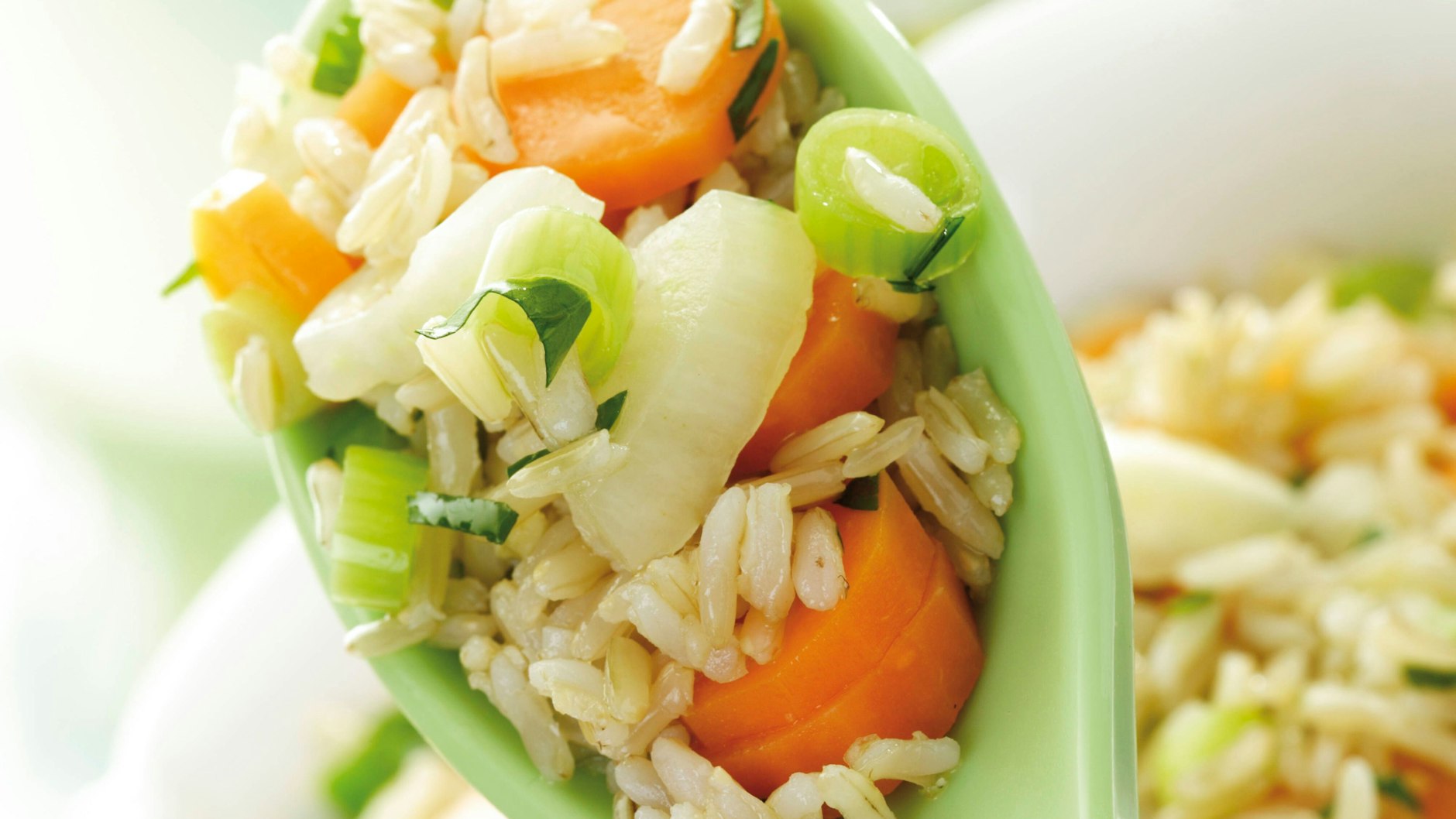 Dieser Reissalat mit Hähnchen, Karotten, Mais und Lauch schmeckt besonders gut, wenn es draußen warm ist.