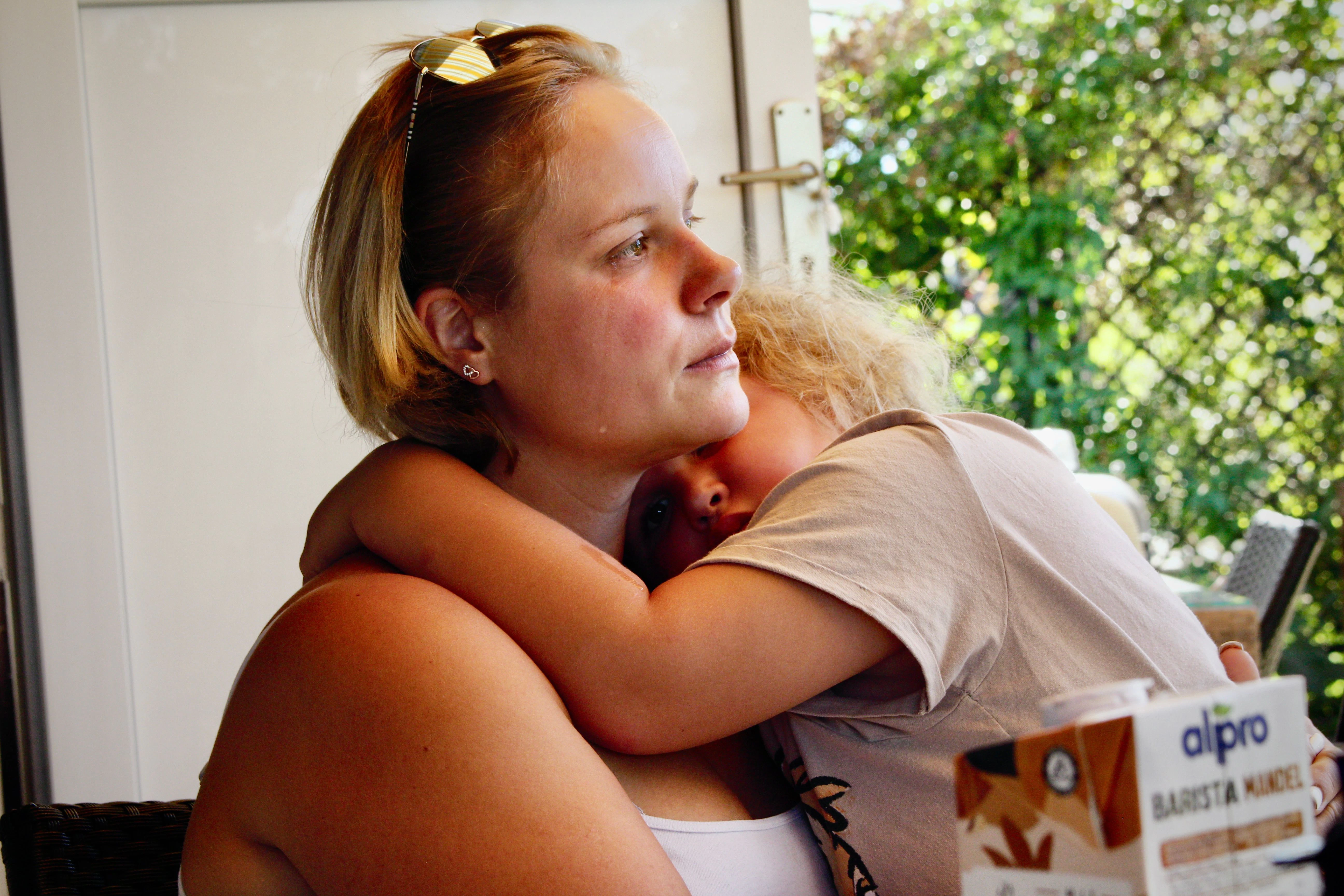 Die siebenjährige Berlinerin Charlotte tröstet ihre weinende Mutter Franziska Winkler: „Ich bin für dich da, Mama, falls du mich brauchst“, flüstert Charlotte.