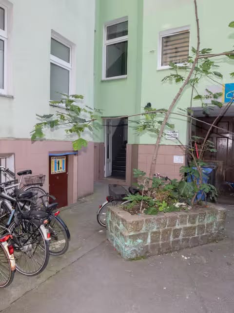 Die Polizei veröffentlichte auch dieses Fotos des Hinterhofes in der Mittenwalder Straße in Kreuzberg. Hier im Keller wurde der 52-jährige Werkstattbetreiber gewaltsam getötet.