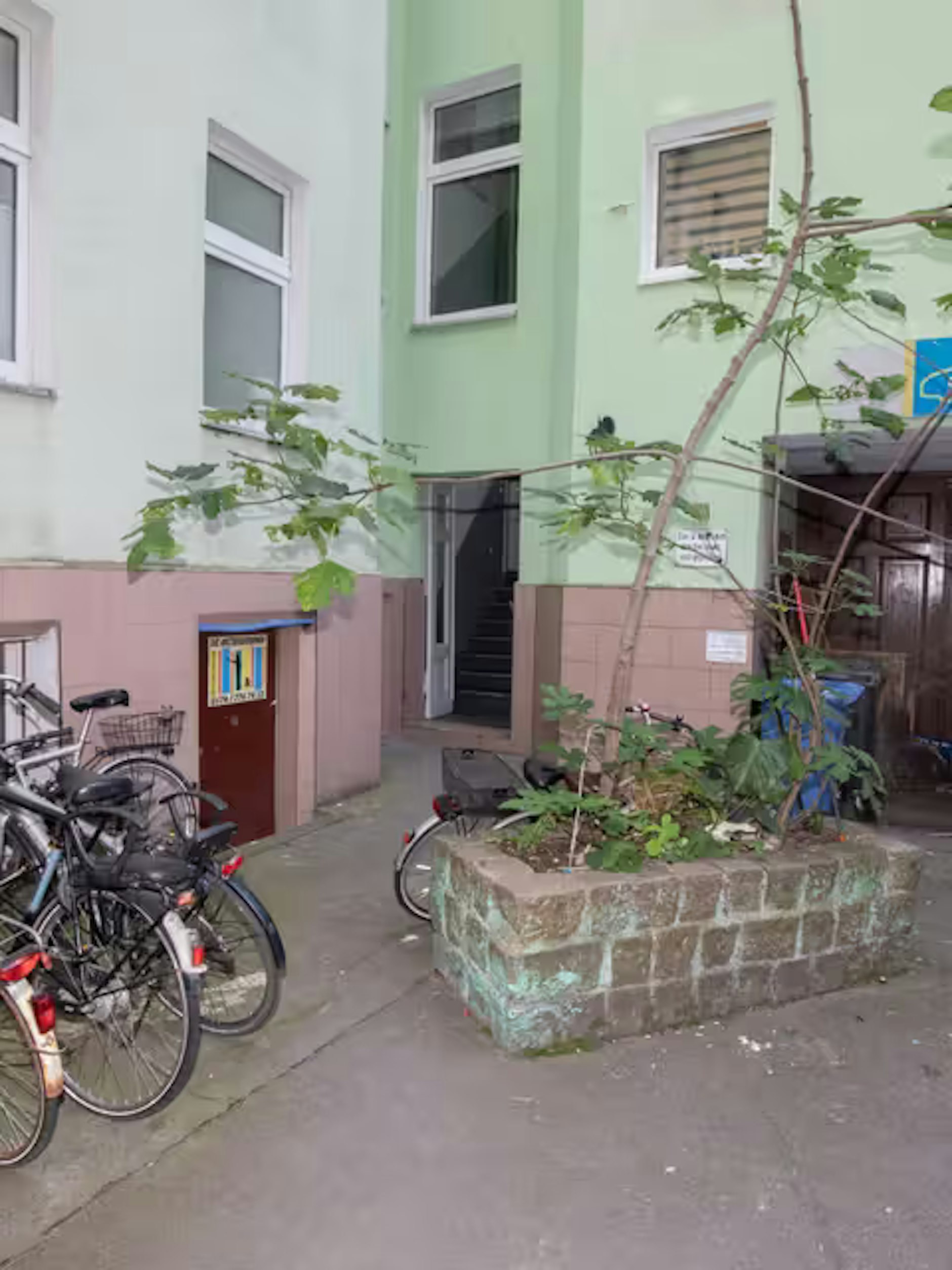 Die Polizei veröffentlichte auch dieses Fotos des Hinterhofes in der Mittenwalder Straße in Kreuzberg. Hier im Keller wurde der 52-jährige Werkstattbetreiber gewaltsam getötet.