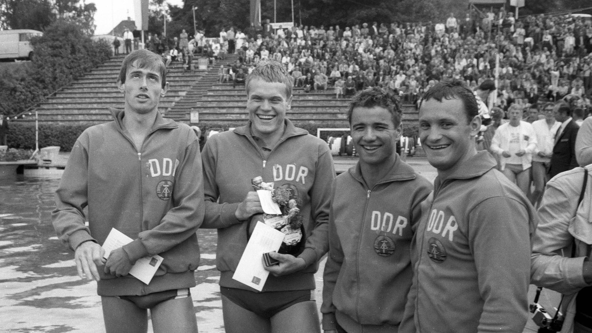 Egon Henninger (rechts) mit seinen Schwimm-Kollegen aus der DDR beim Europacup in Würzburg im Jahr 1969.