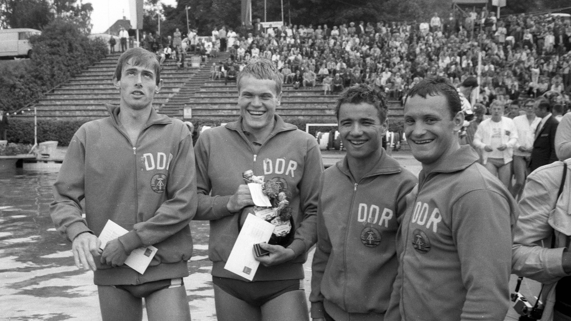Egon Henninger (rechts) mit seinen Schwimm-Kollegen aus der DDR beim Europacup in Würzburg im Jahr 1969.