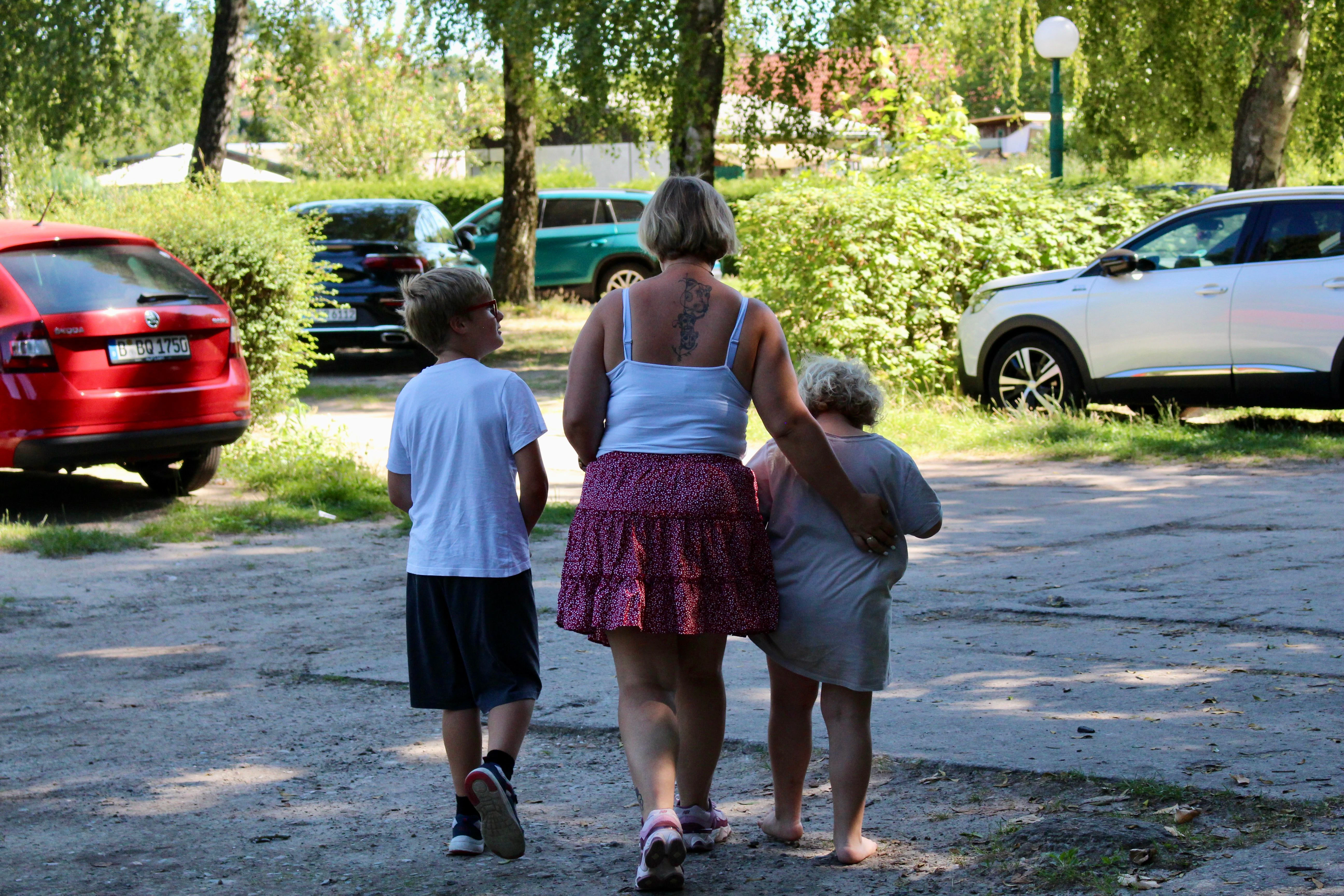 Die ersten konkreten Symptome des Tumors zeigten sich bei Charlotte Anfang 2021: Sie stolperte häufig und ohne ersichtlichen Grund. Es sah aus, als hätte sie Probleme mit dem Gleichgewicht. Später fing sie an, sich zu erbrechen.