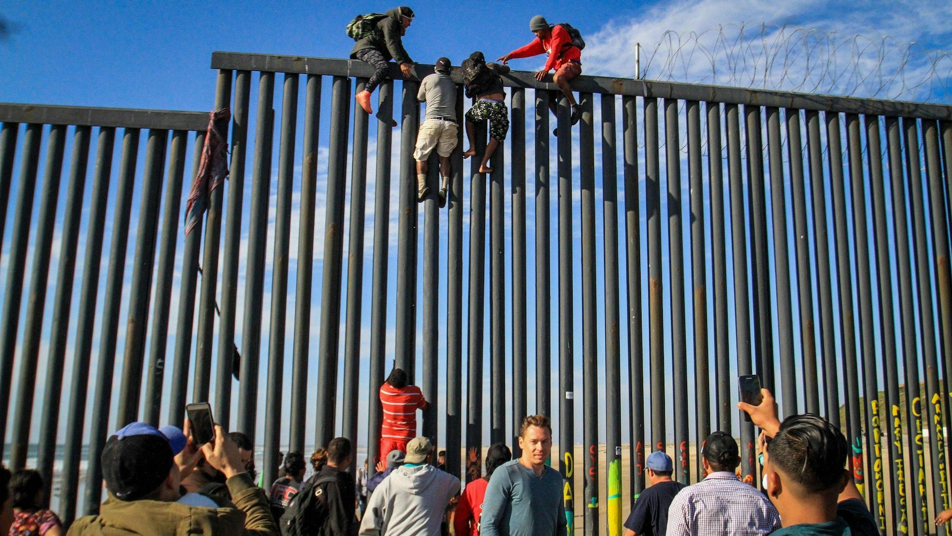 Ganz so unmöglich, wie Trumps Heimatschutzministerin sagt, ist es offenbar nicht, den Grenzzaun zwischen Mexiko und USA zu überwinden