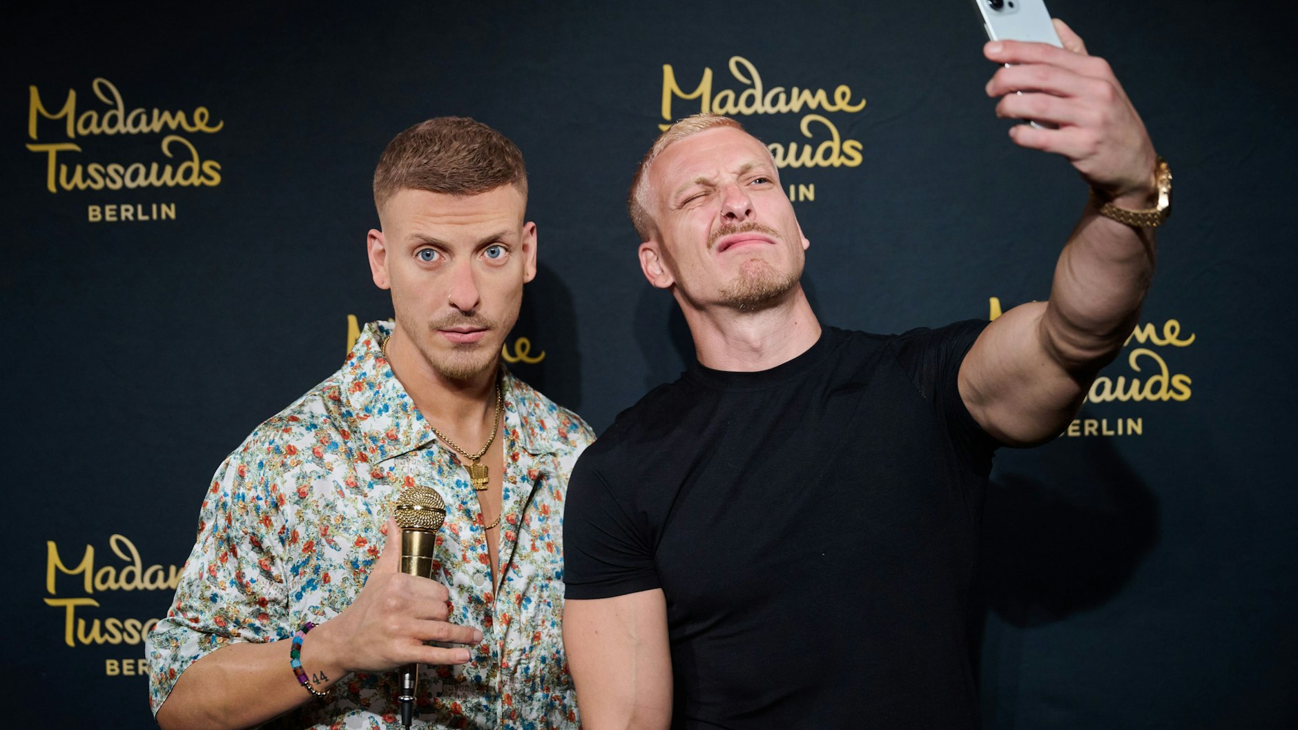Selfie mit sich selbst: Felix Lobrecht mit seiner Wachsfigur bei Madame Tussauds in Berlin