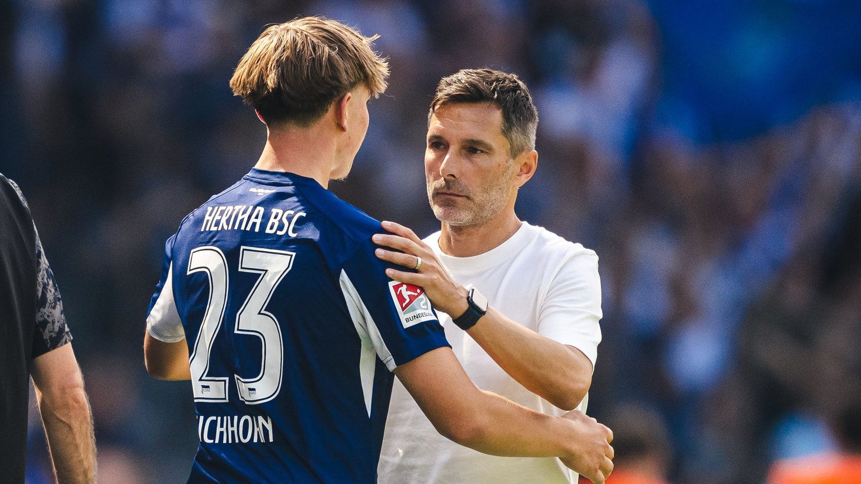 Trainer Stefan Leitl schaut Kennet Eichhorn tief in die Augen, bevor er den Teenager von Hertha BSC gegen den Karlsruher SC einwechselt.