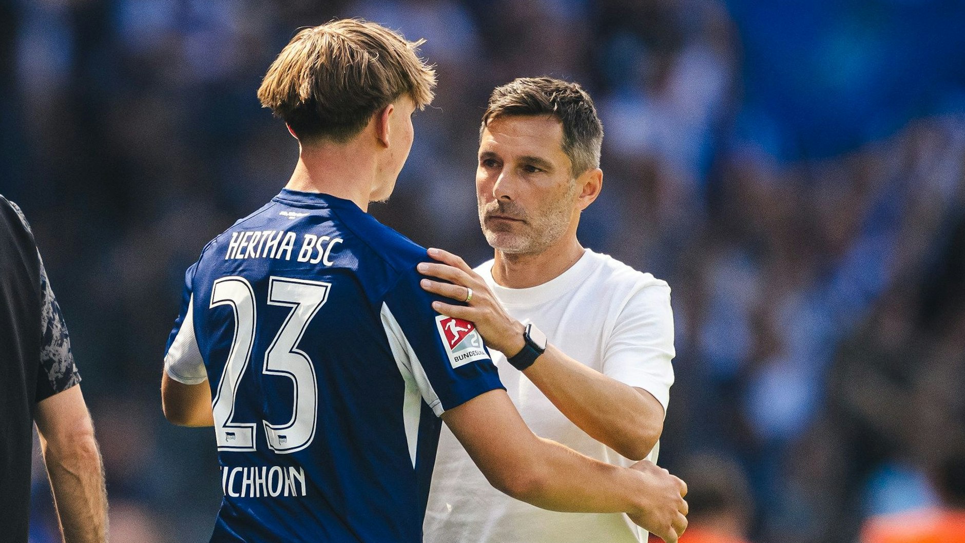 Trainer Stefan Leitl schaut Kennet Eichhorn tief in die Augen, bevor er den Teenager von Hertha BSC gegen den Karlsruher SC einwechselt.
