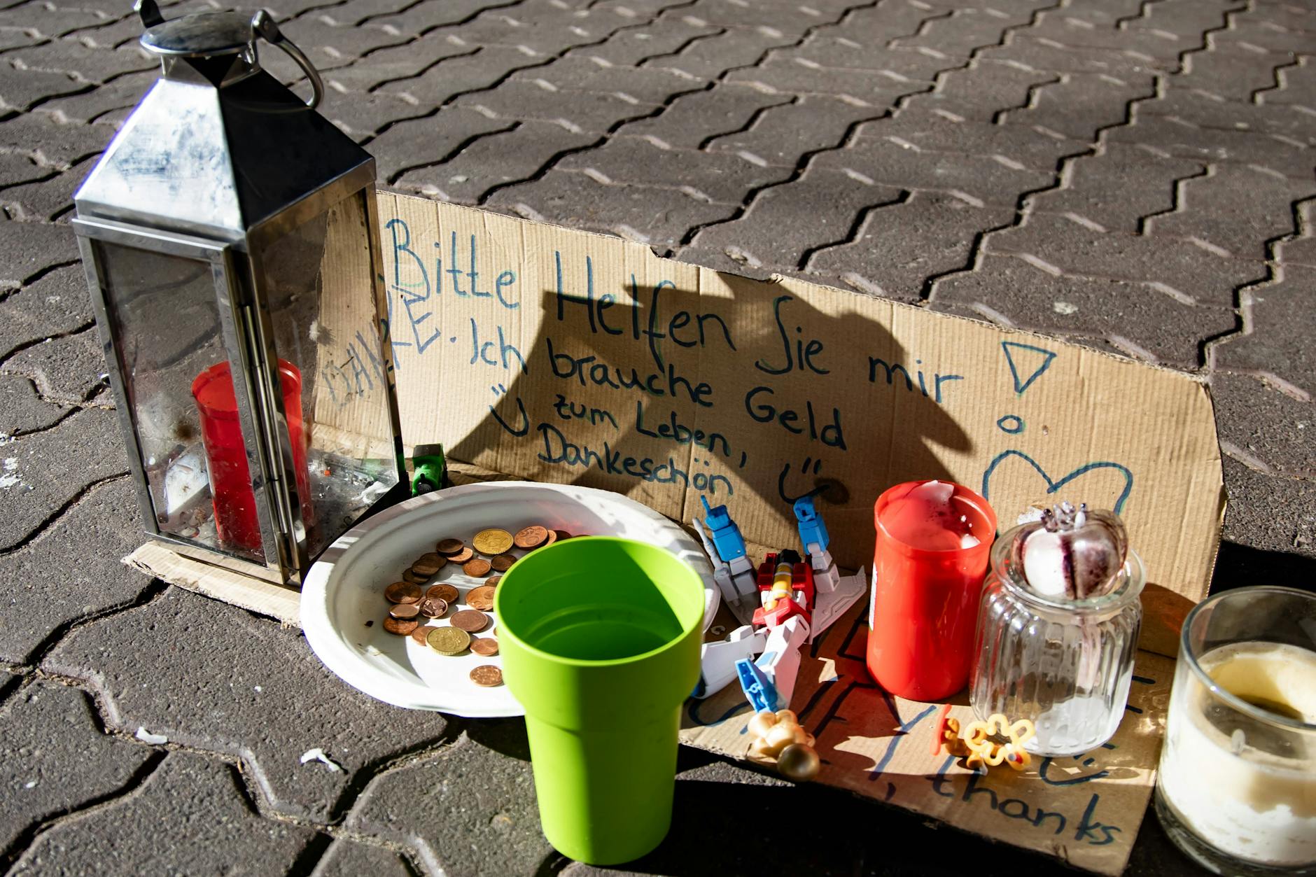 Die Zahl der Millioneneinkommen in der Hauptstadt hat sich in zehn Jahren verdreifacht. Gleichzeitig gilt inzwischen jeder fünfte Berliner als armutsgefährdet.