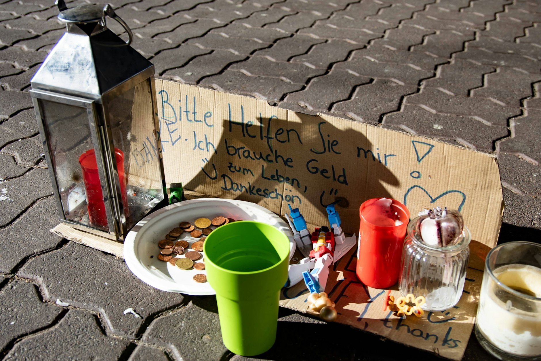 Die Zahl der Millioneneinkommen in der Hauptstadt hat sich in zehn Jahren verdreifacht. Gleichzeitig gilt inzwischen jeder fünfte Berliner als armutsgefährdet.