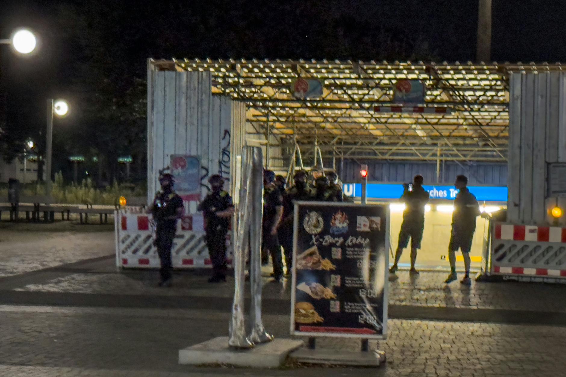 Nach einem gemeldeten Schusswaffengebrauch am Mehringplatz wurde in Berlin ein großer Polizeieinsatz gestartet.