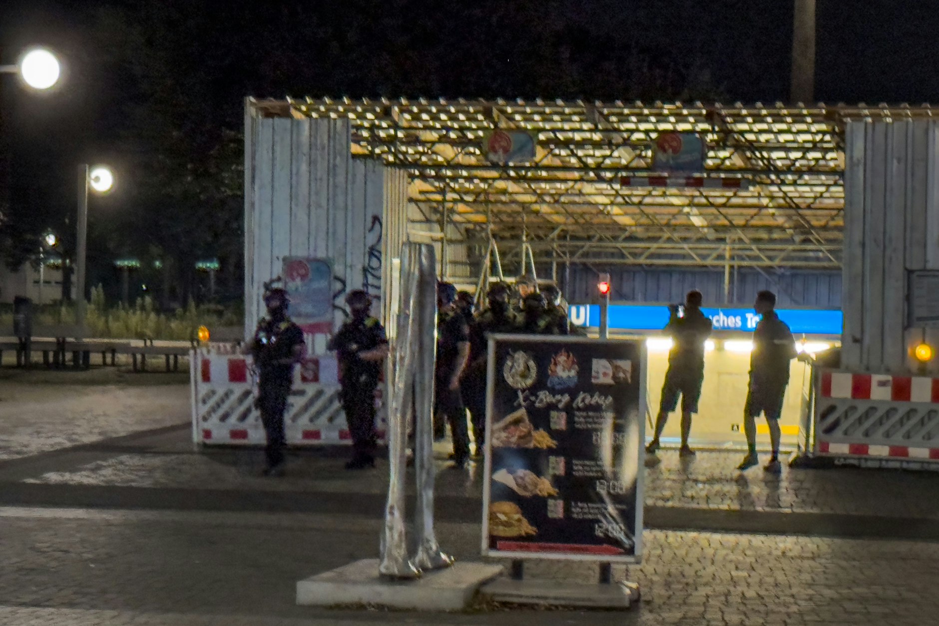Nach einem gemeldeten Schusswaffengebrauch am Mehringplatz wurde in Berlin ein großer Polizeieinsatz gestartet.