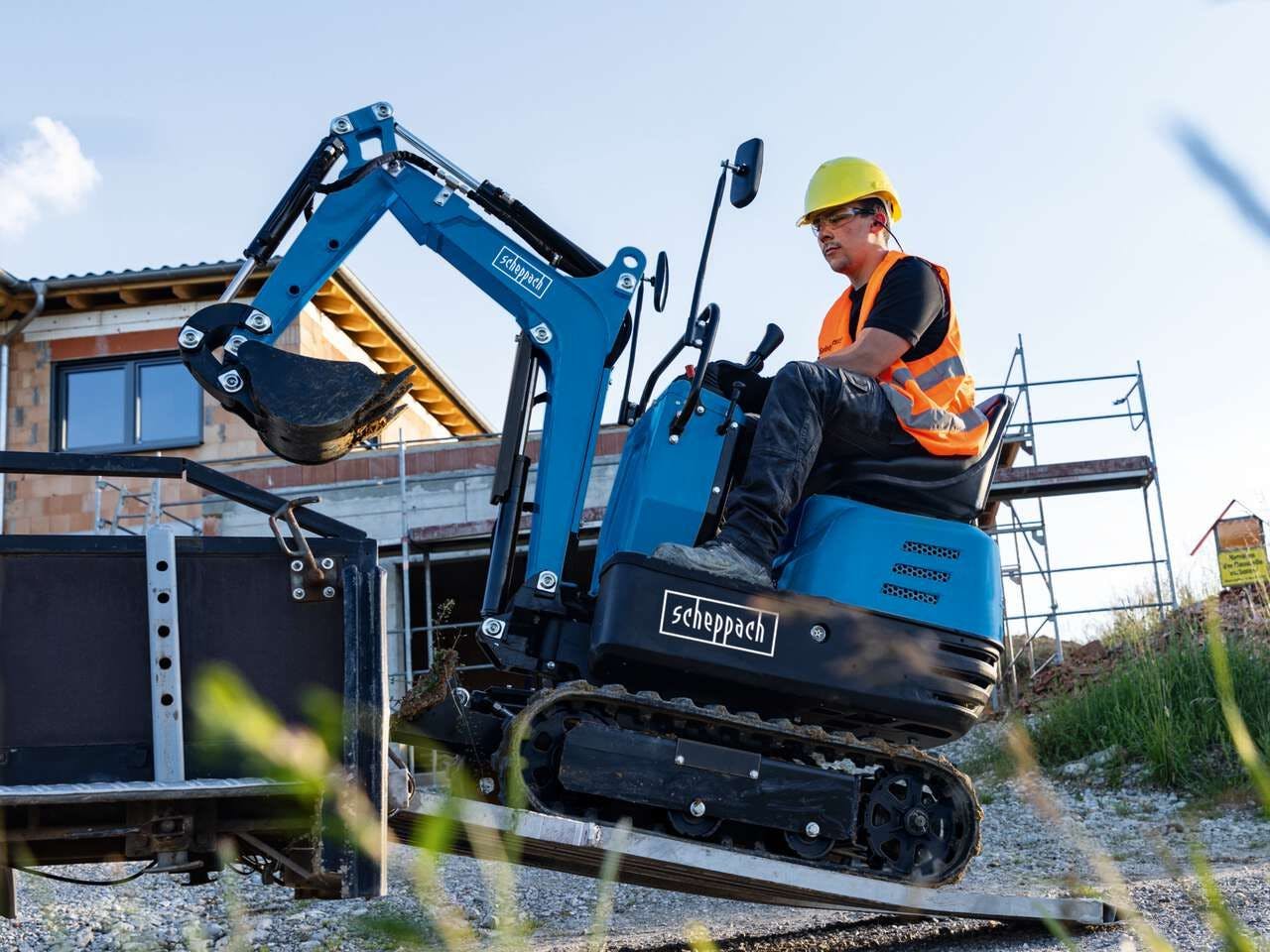 Der Minibagger von Scheppach: 1,7 km/h schnell, schafft er Steigungen bis zu 15 Grad.