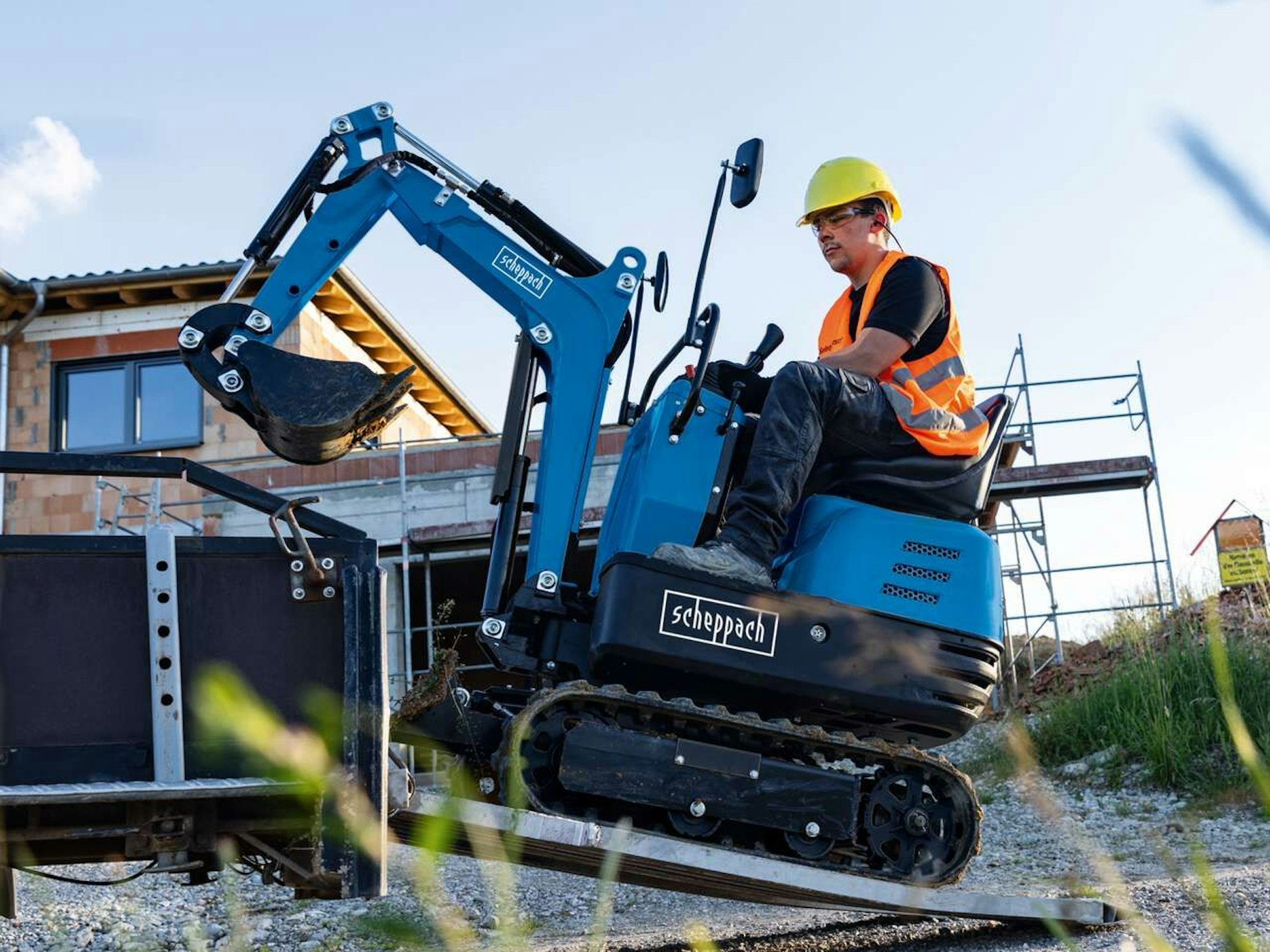 Der Minibagger von Scheppach: 1,7 km/h schnell, schafft er Steigungen bis zu 15 Grad.